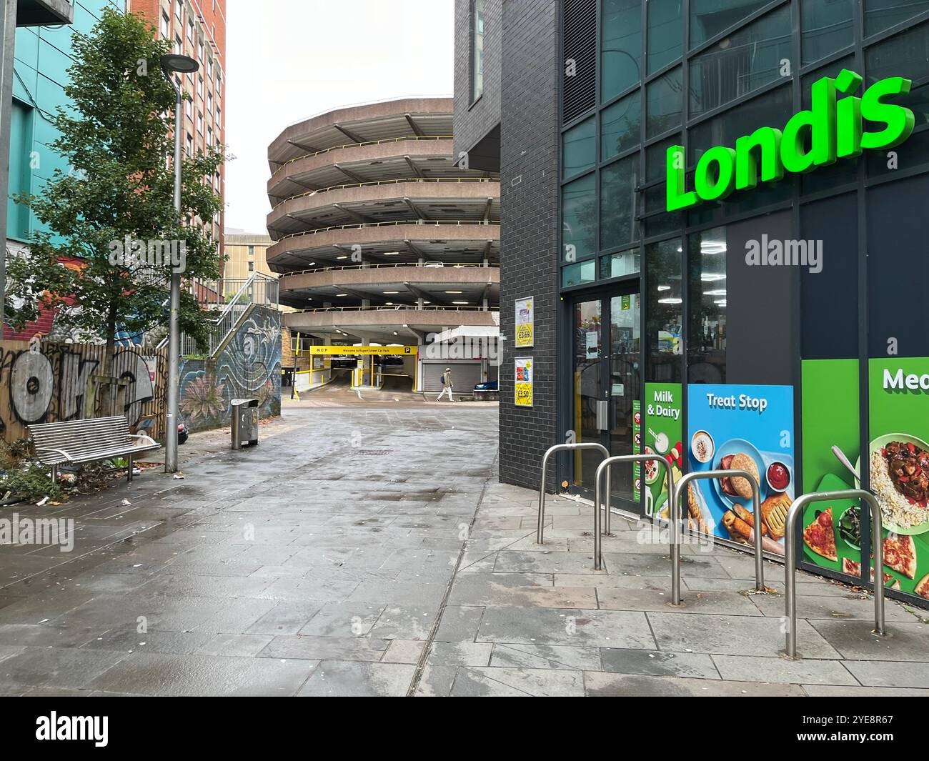 Vue sur le parking NCP Rupert Street près du dépanneur Londis à Broadmead. Bristol, Angleterre, Royaume-Uni. 29 octobre 2024. - Image de stock capturée avec un smartphone