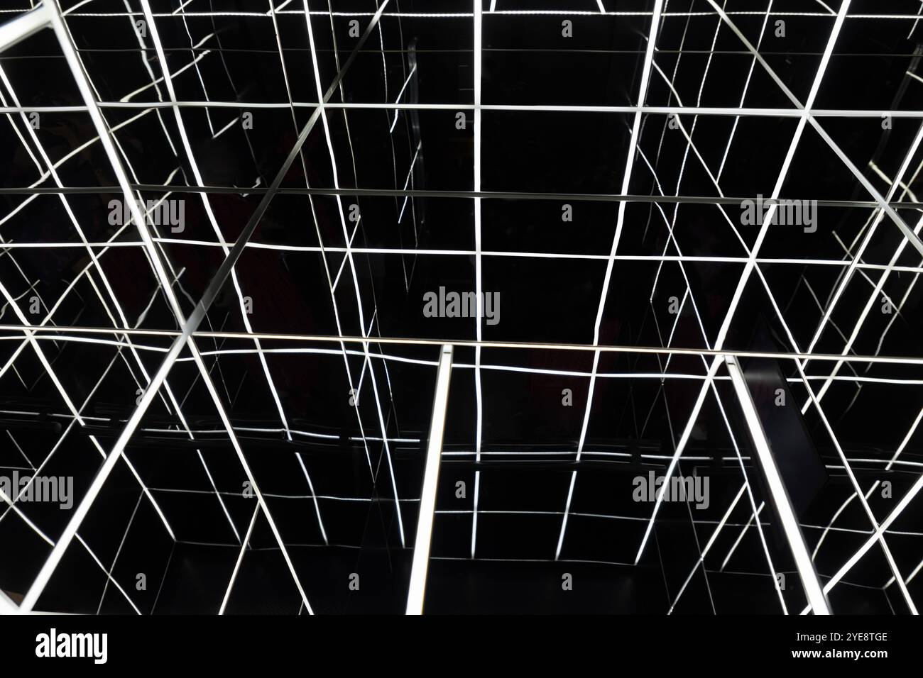 ECLAIRAGE de cage blanche dans un ascenseur à miroir noir Banque D'Images