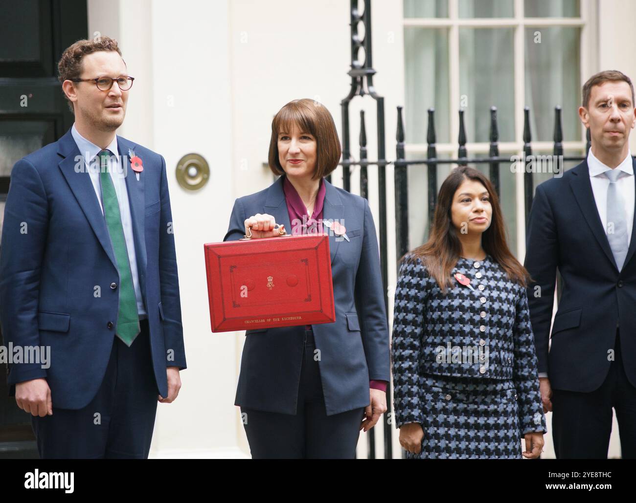 Mercredi 30 octobre 2024 Downing St, Londres. ROYAUME-UNI. La chancelière Rachel Reeves se tient sur les marches du n° 11 Downing St, avant de présenter le budget au Parlement. LT : RT Hon Darren Jones, secrétaire en chef du Trésor ; RT : RT Hon Tulip Siddiq ; extrême droite : Spencer Livermore. Bridget Catterall / AlamyLiveNews Banque D'Images