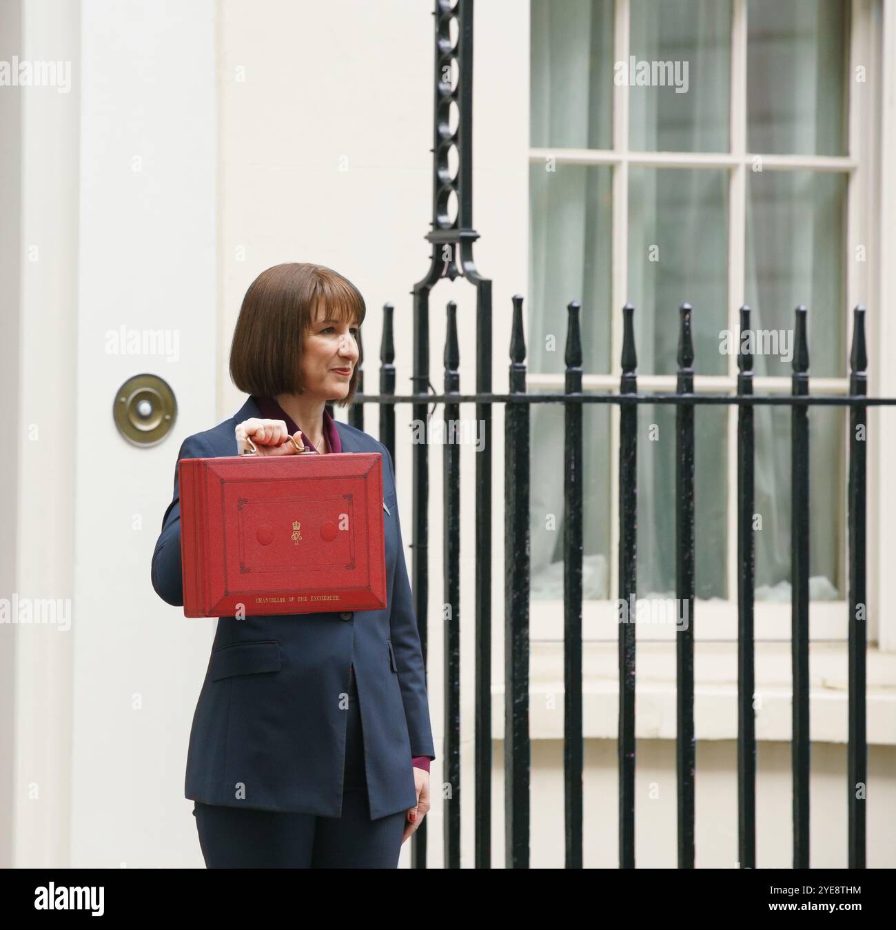 Mercredi 30 octobre 2024 Downing St, Londres. ROYAUME-UNI. La chancelière Rachel Reeves se tient sur les marches du n° 11 Downing St, avant de présenter le budget au Parlement. Bridget Catterall / AlamyLiveNews Banque D'Images