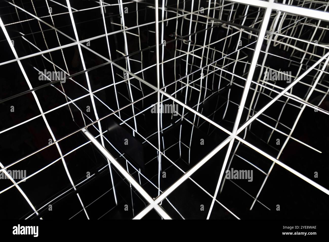 ECLAIRAGE de cage blanche dans un ascenseur à miroir noir Banque D'Images