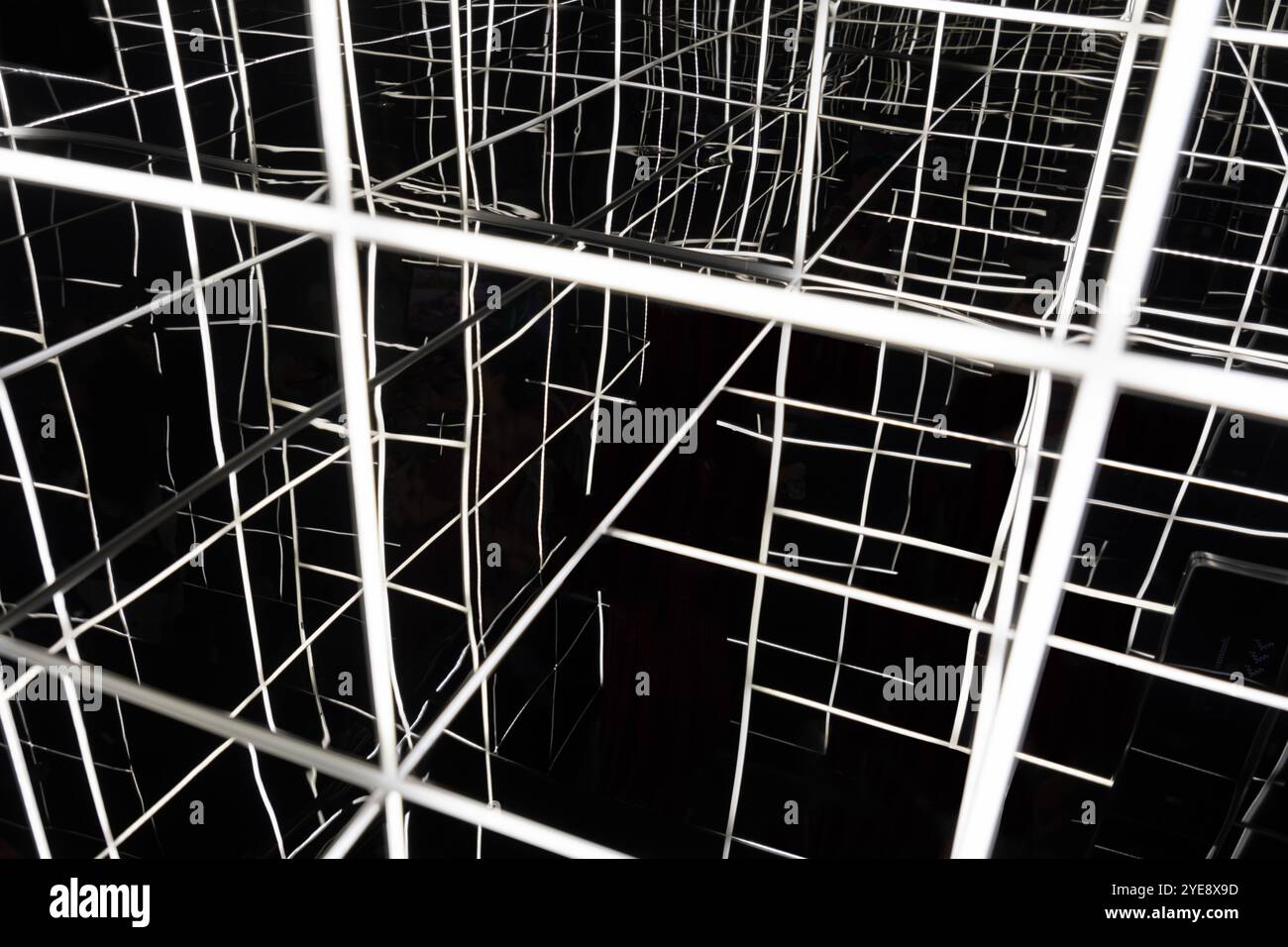 ECLAIRAGE de cage blanche dans un ascenseur à miroir noir Banque D'Images