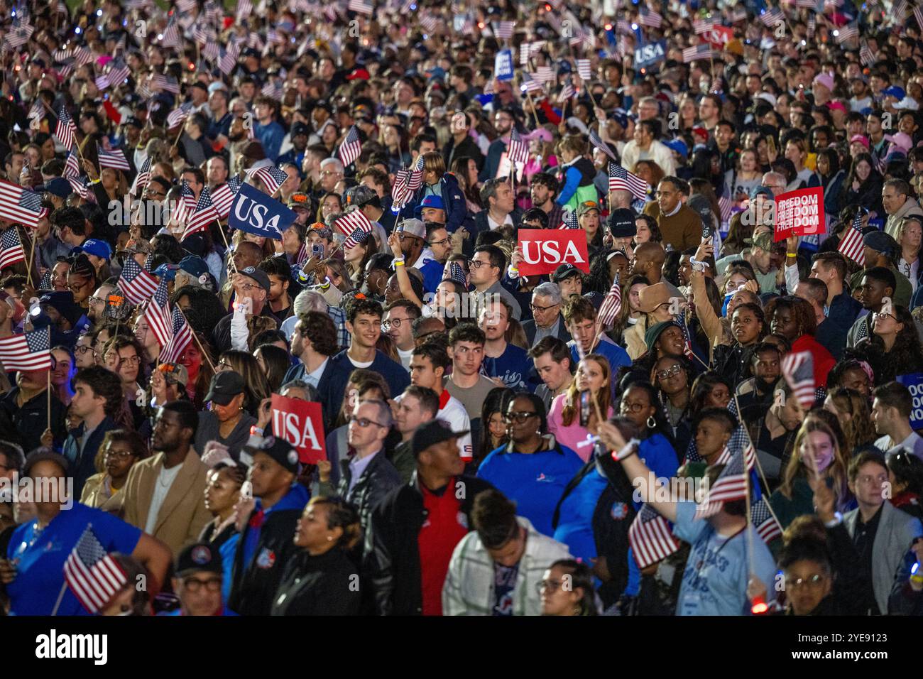Les participants attendent que la vice-présidente des États-Unis Kamala Harris, la candidate du Parti démocrate 2024 à la présidence des États-Unis, présente son argument final aux électeurs de l'Ellipse à Washington, DC, mardi 29 octobre 2024. La vice-présidente a fait ses remarques une semaine avant le jour des élections. Crédit : Daniel Heuer/CNP/MediaPunch Banque D'Images