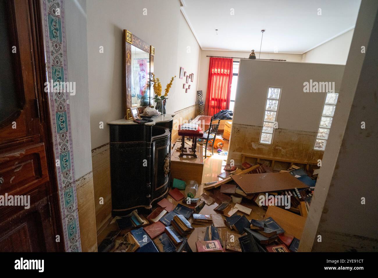 Alcudia, Valence, Espagne. 30 octobre 2024. Les ravins et les rivières de Valence ont débordé à cause des pluies torrentielles et j'ai des photos de gens nettoyant la boue dans leurs maisons. Crédit : Salva Garrigues/Alamy Live News Banque D'Images