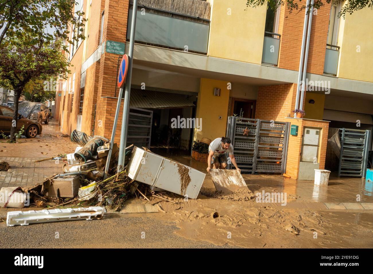 Alcudia, Valence, Espagne. 30 octobre 2024. Les ravins et les rivières de Valence ont débordé à cause des pluies torrentielles et j'ai des photos de gens nettoyant la boue dans leurs maisons. Crédit : Salva Garrigues/Alamy Live News Banque D'Images