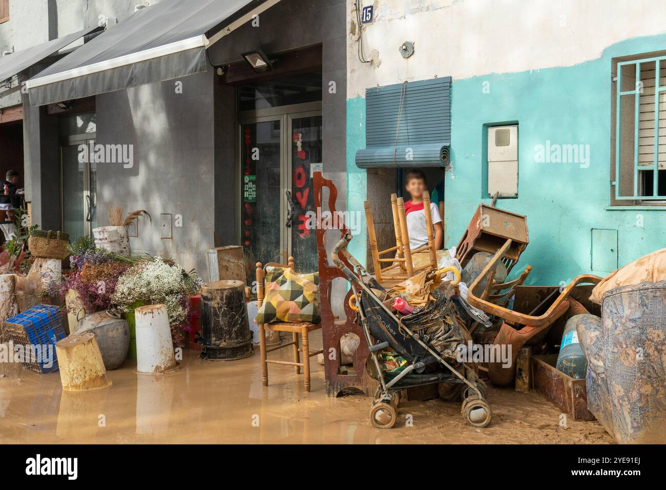 Alcudia, Valence, Espagne. 30 octobre 2024. Les ravins et les rivières de Valence ont débordé à cause des pluies torrentielles et j'ai des photos de gens nettoyant la boue dans leurs maisons. Crédit : Salva Garrigues/Alamy Live News Banque D'Images