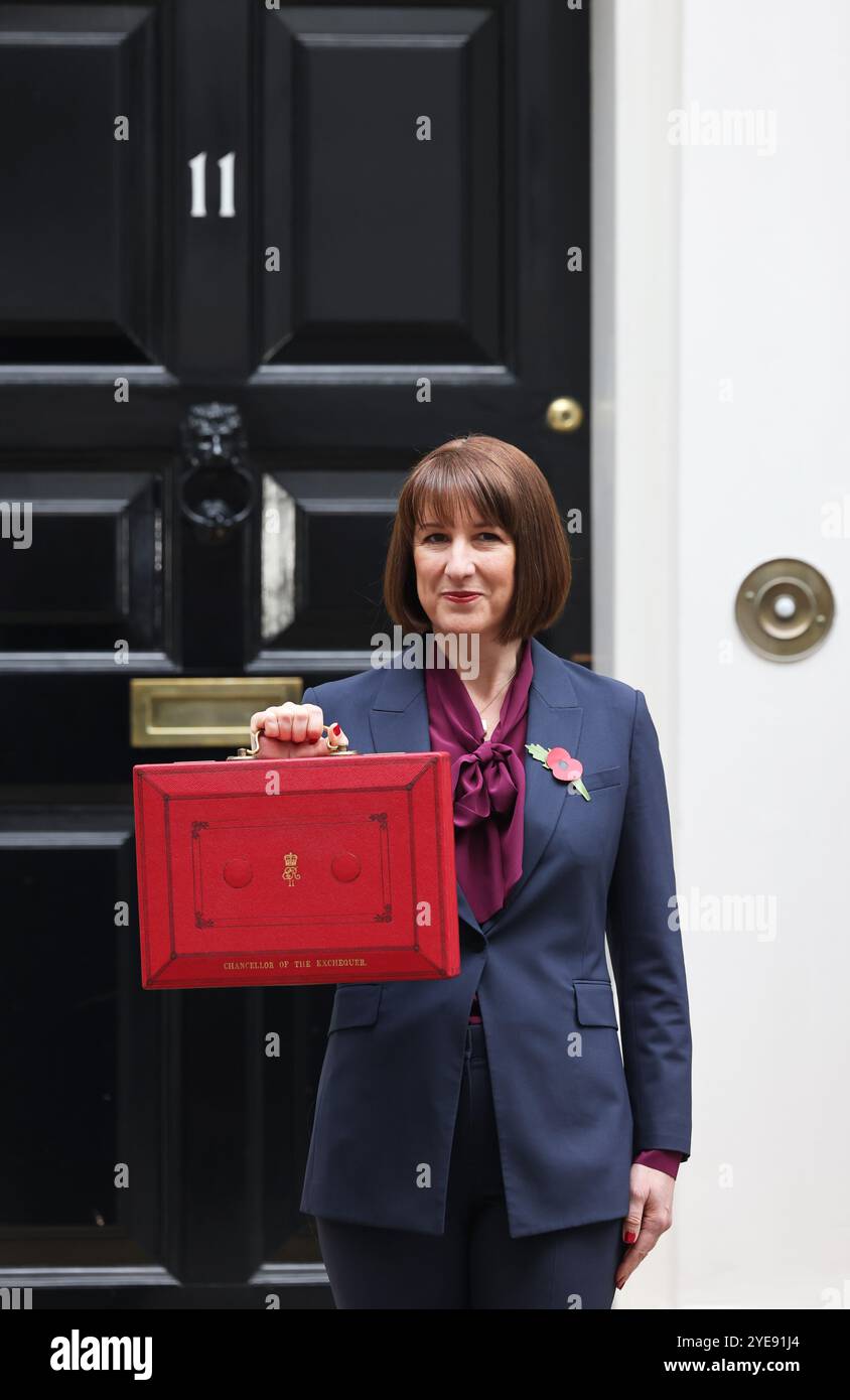 Londres, Royaume-Uni 30 octobre 2024. Rachel Reeves, la première femme chancelière de l'histoire, avec la boîte rouge à l'extérieur du numéro 11. Dowing Street alors qu'elle se prépare à se rendre à la Chambre des communes pour présenter le premier budget travailliste pendant 14 ans et après des semaines de spéculation. Crédit : Monica Wells/Alamy Live News Banque D'Images