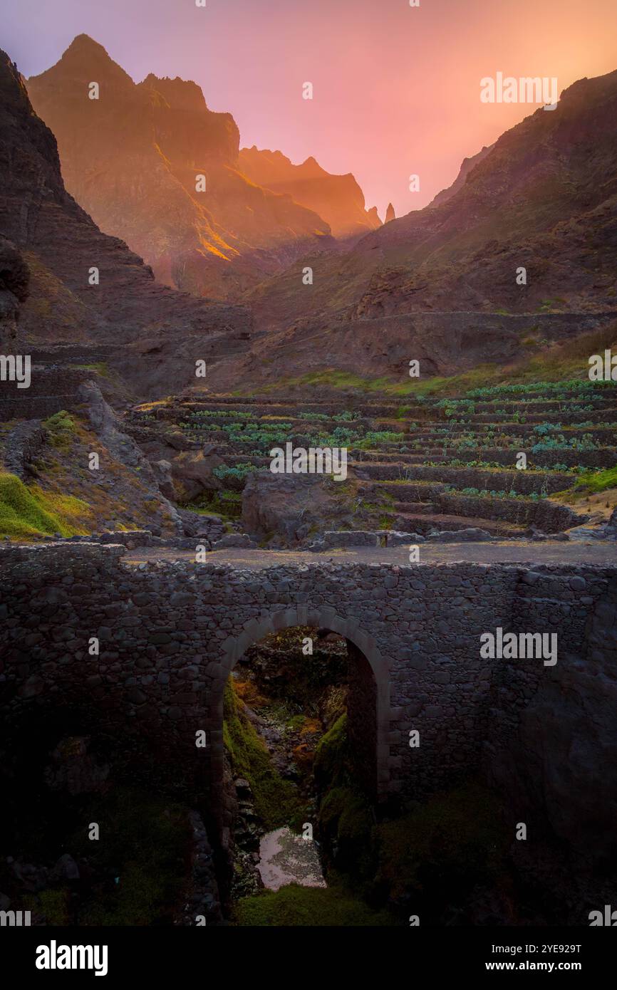 Le beau pont sur la vallée de montagne de l'île de Santo Antao, Cabo Verde, avec la lumière colorée du coucher de soleil sur la terrasse. Banque D'Images