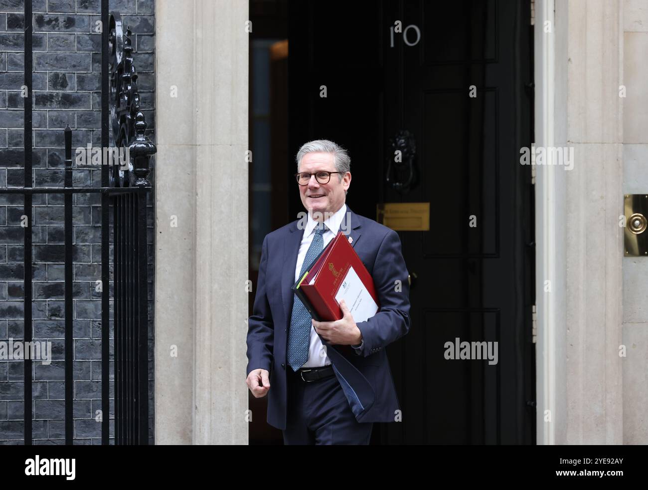 Londres, Royaume-Uni 30 octobre 2024. Le PM Keir Starmer quitte le 10 Downing Street pour la Chambre des communes pour les PMQ le jour du budget de la chancelière Rachel Reeves, après des semaines de spéculation. Crédit : Monica Wells/Alamy Live News Banque D'Images