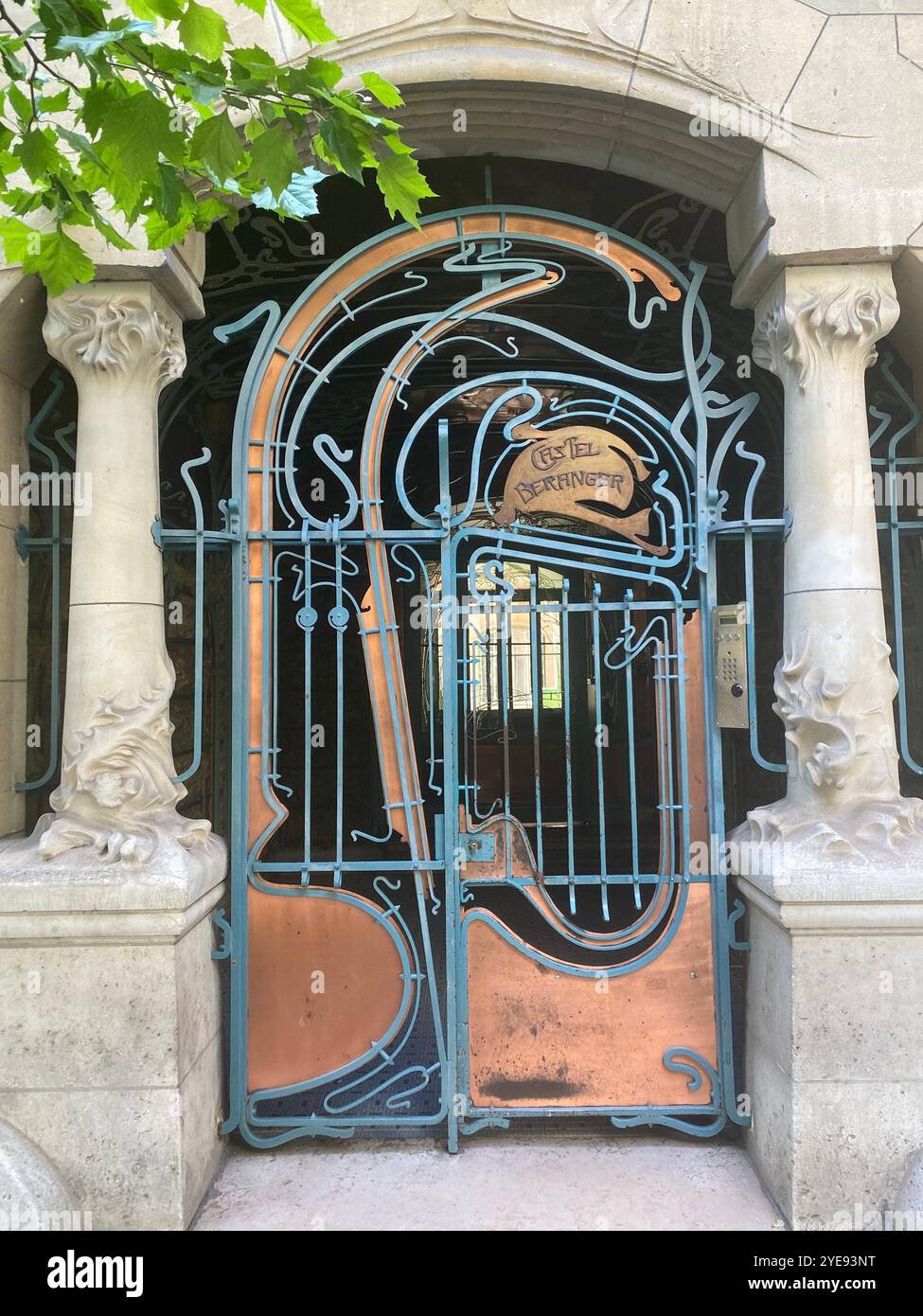Castel Béranger porte Paris Art Nouveau Hector Guimard - Image de stock capturée avec un smartphone