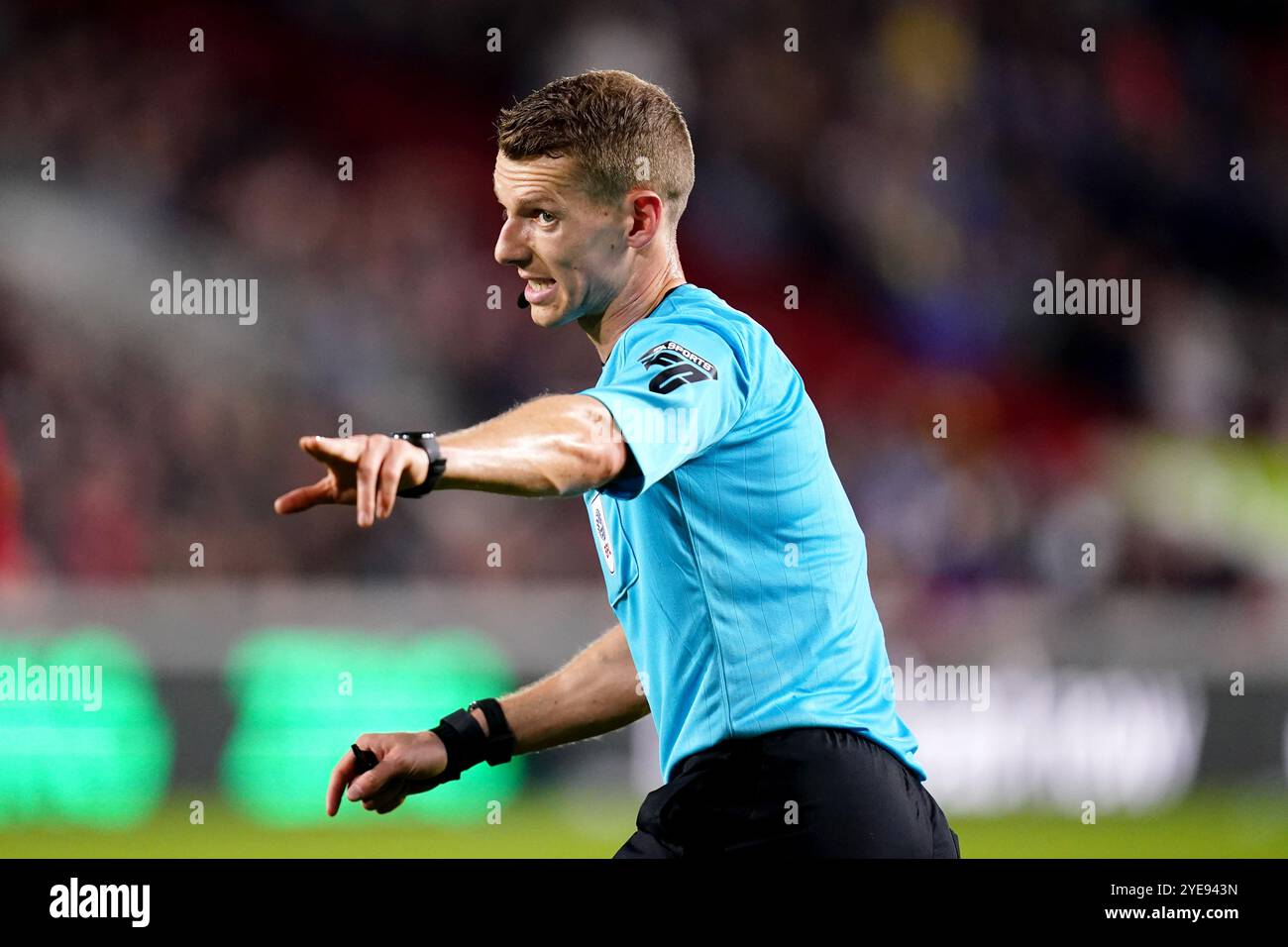 L'arbitre Finnie lors du match de quatrième tour de la Coupe Carabao au stade communautaire Gtech. Date de la photo : mardi 29 octobre 2024. Banque D'Images