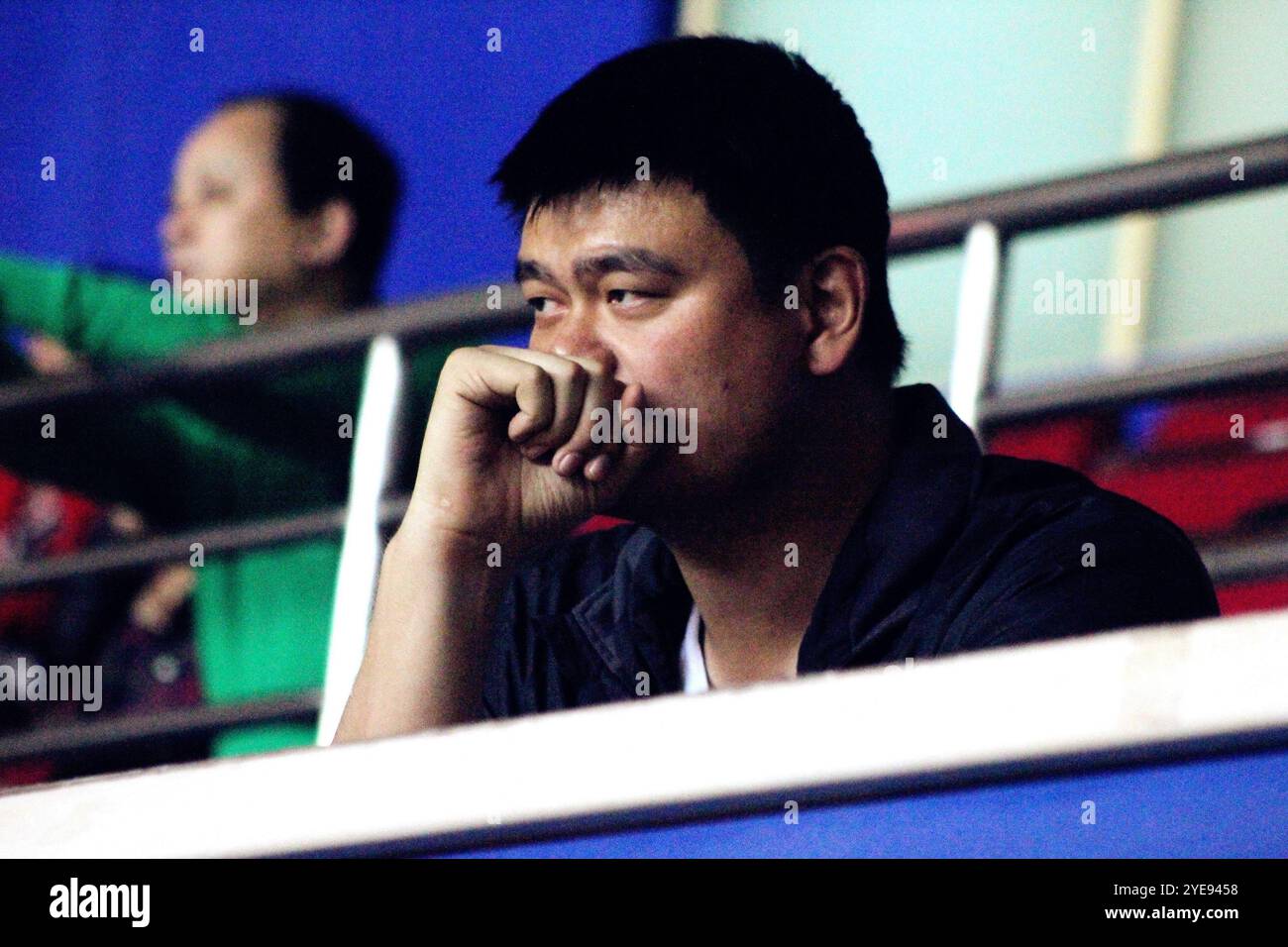 SHANGHAI, CHINE - 2 NOVEMBRE 2016 - (FILE) Yao Ming regarde un match CBA au stade Yuanshen de Shanghai, Chine, le 2 novembre 2016. Le 30 octobre 2024 Banque D'Images