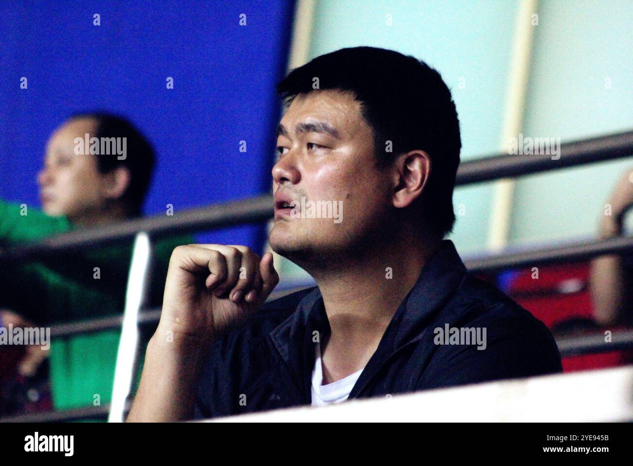 SHANGHAI, CHINE - 2 NOVEMBRE 2016 - (FILE) Yao Ming regarde un match CBA au stade Yuanshen de Shanghai, Chine, le 2 novembre 2016. Le 30 octobre 2024 Banque D'Images