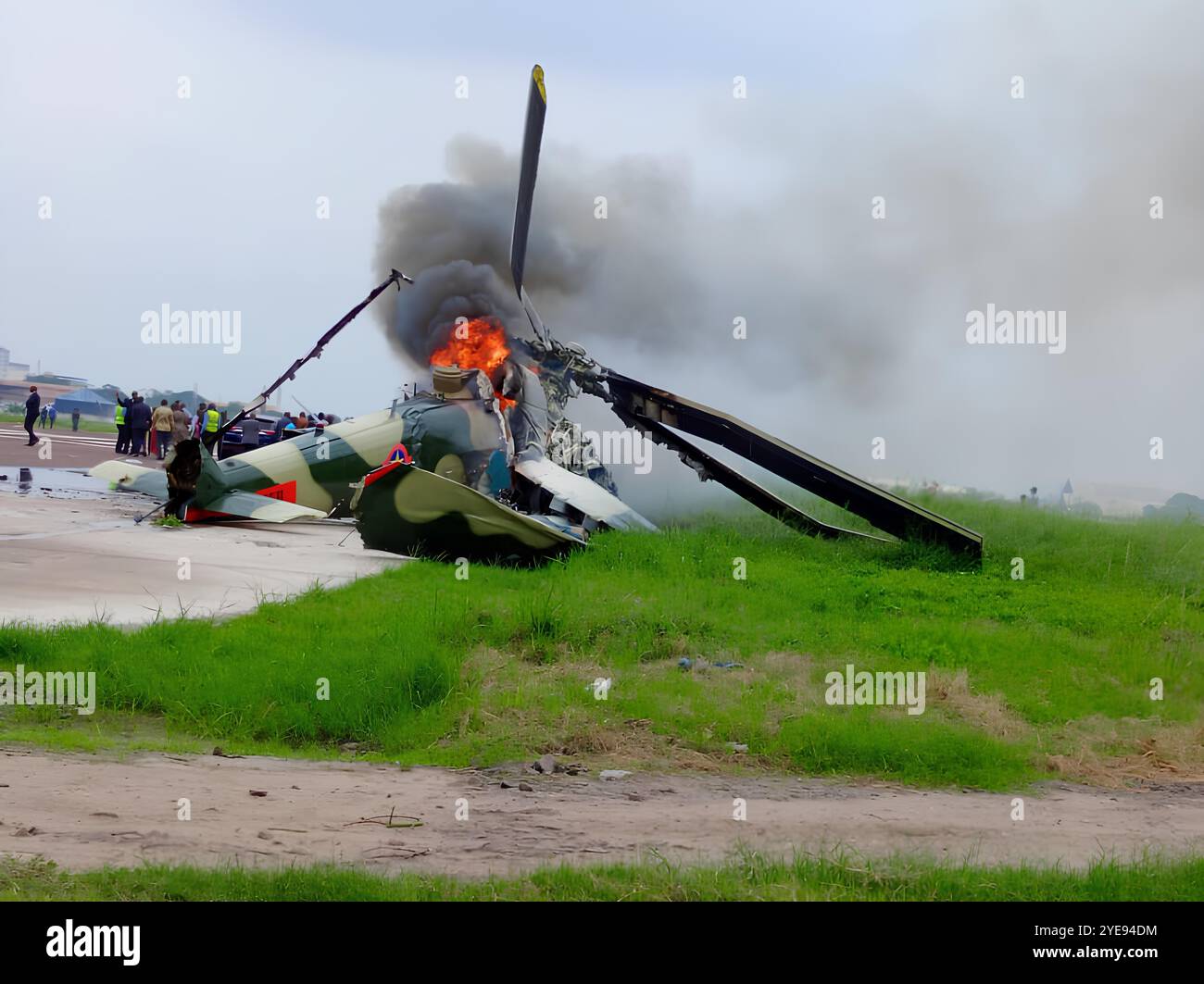(241030) -- KINSHASA, 30 octobre 2024 (Xinhua) -- Un hélicoptère des Forces armées de la République démocratique du Congo (RDC) s'écrase sur la piste de l'aéroport de Ndolo, un aéroport secondaire situé dans la capitale de la RDC, Kinshasa, 30 octobre 2024. Une personne a été tuée après l’écrasement mercredi d’un hélicoptère militaire à Kinshasa, la capitale de la République démocratique du Congo (RDC), selon des sources militaires au sol. (Agence congolaise de presse/Handout via Xinhua) Banque D'Images