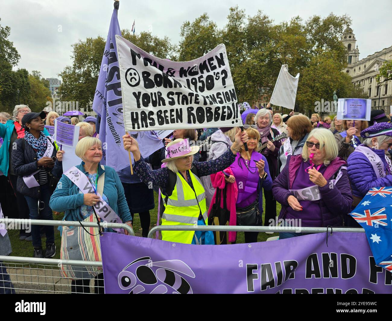 Londres, Royaume-Uni. 30 octobre 2024. Les femmes de l'WASPI manifestent sur la place du Parlement pour obtenir une juste compensation pour l'impact de la réforme des retraites sur elles tandis que la chancelière Rachel Reeves remet le budget aux députés et au pays. Crédit : Uwe Deffner/Alamy Live News Banque D'Images