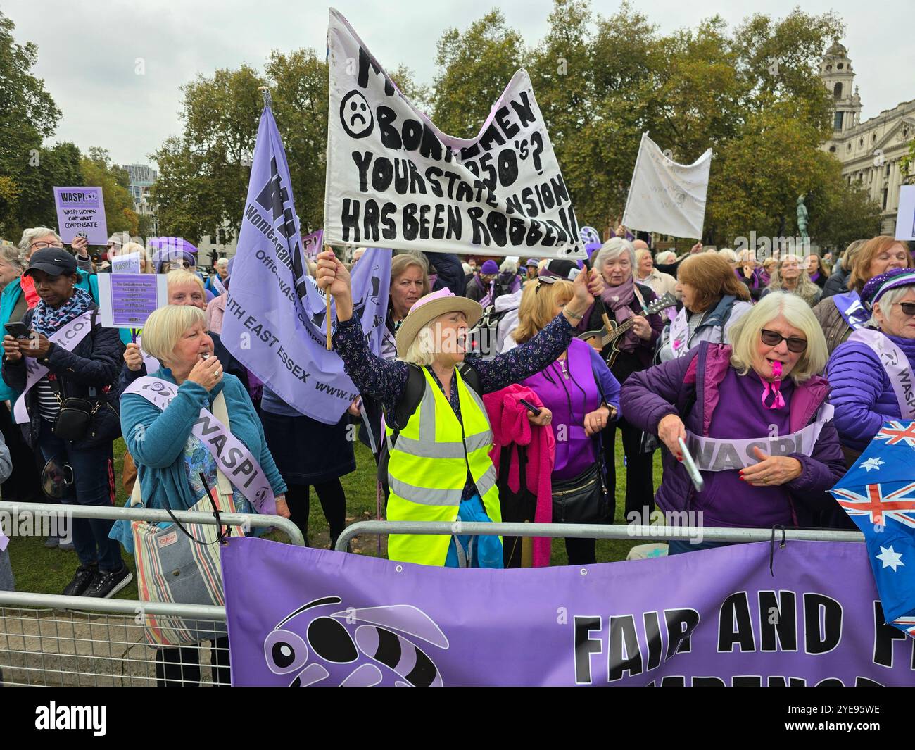 Londres, Royaume-Uni. 30 octobre 2024. Les femmes de l'WASPI manifestent sur la place du Parlement pour obtenir une juste compensation pour l'impact de la réforme des retraites sur elles tandis que la chancelière Rachel Reeves remet le budget aux députés et au pays. Crédit : Uwe Deffner/Alamy Live News Banque D'Images