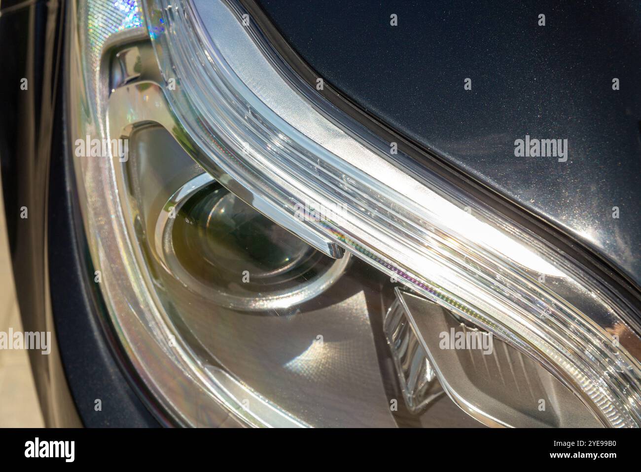 Un gros plan saisissant d'un phare de voiture noir, mettant en valeur son design élégant et sa puissance d'éclairage, parfait pour les passionnés d'automobile et les commerciaux Banque D'Images