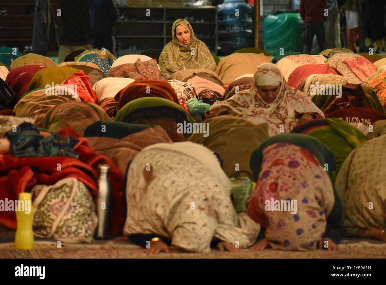 Srinagar, Inde. 29 octobre 2024. Les femmes exécutent les prières Isha pendant le Shabkhani au sanctuaire Sheikh-ul-Alam R.A. à Charari Sharief, au Cachemire, le 29 octobre 2024, à l'occasion de l'Urs annuel. (Photo de Danish Showkat/Sipa USA) crédit : Sipa USA/Alamy Live News Banque D'Images