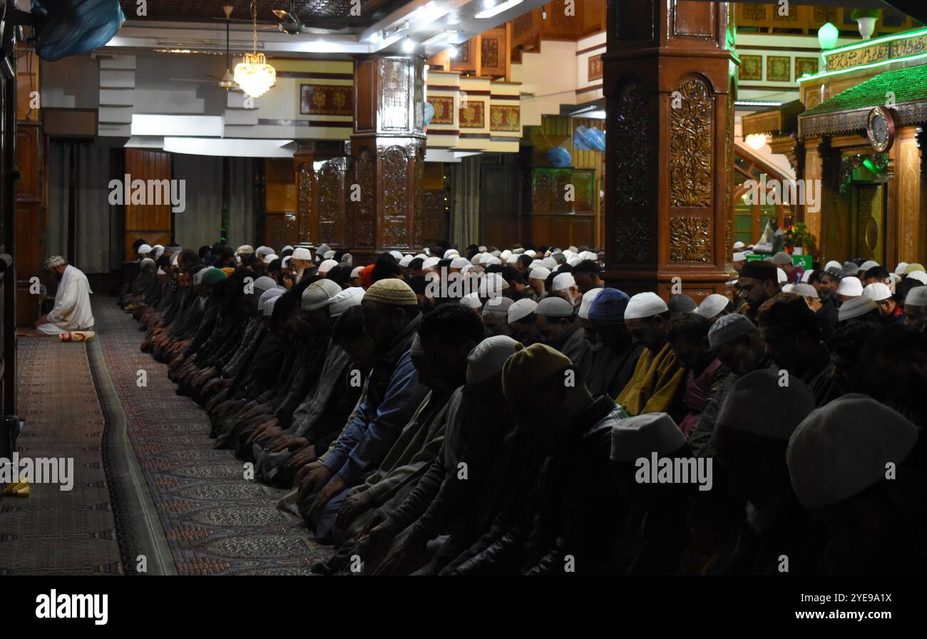 Srinagar, Inde. 29 octobre 2024. Le 29 octobre 2024, des hommes se sont rassemblés à l'intérieur du sanctuaire Sheikh-ul-Alam Ra à Charari Sharief pour effectuer les prières Isha pendant le Shabkhani. (Photo de Danish Showkat/Sipa USA) crédit : Sipa USA/Alamy Live News Banque D'Images