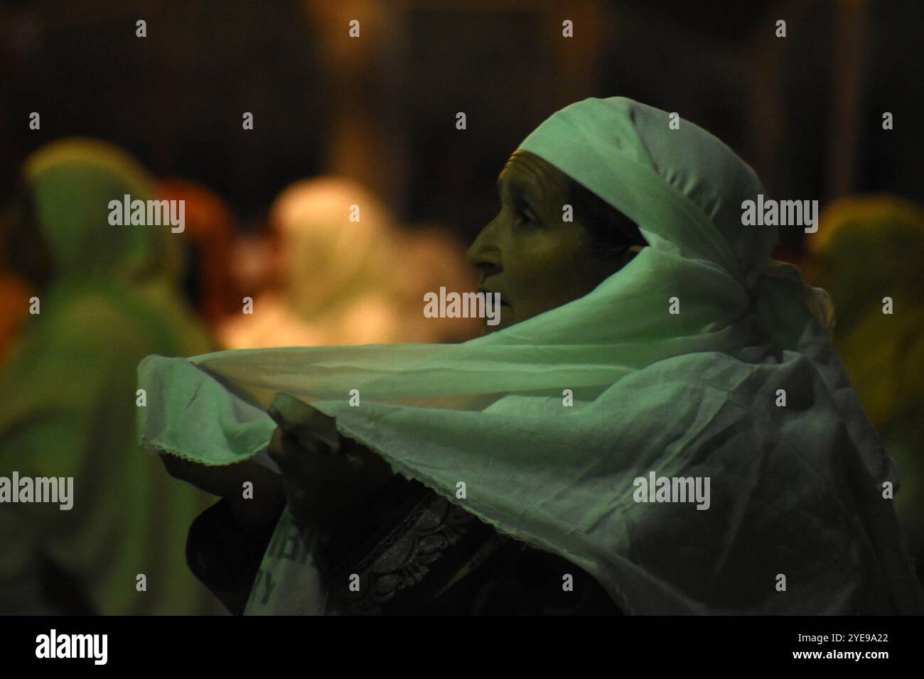 Srinagar, Inde. 29 octobre 2024. Les femmes lèvent la main dans une prière sincère pendant le Shabkhani au sanctuaire Sheikh-ul-Alam R.A. à Charari Sharief, au Cachemire, le 29 octobre 2024, à la veille de l’Urs annuel. (Photo de Danish Showkat/Sipa USA) crédit : Sipa USA/Alamy Live News Banque D'Images