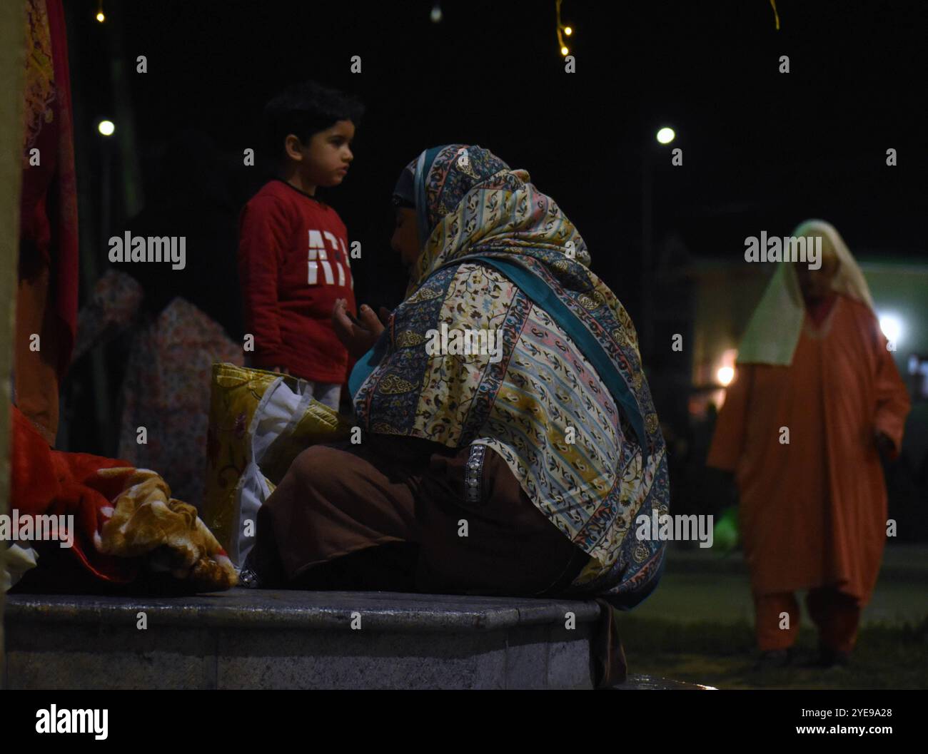 Srinagar, Inde. 29 octobre 2024. Les femmes lèvent la main dans une prière sincère pendant le Shabkhani au sanctuaire Sheikh-ul-Alam R.A. à Charari Sharief, au Cachemire, le 29 octobre 2024, à la veille de l’Urs annuel. (Photo de Danish Showkat/Sipa USA) crédit : Sipa USA/Alamy Live News Banque D'Images