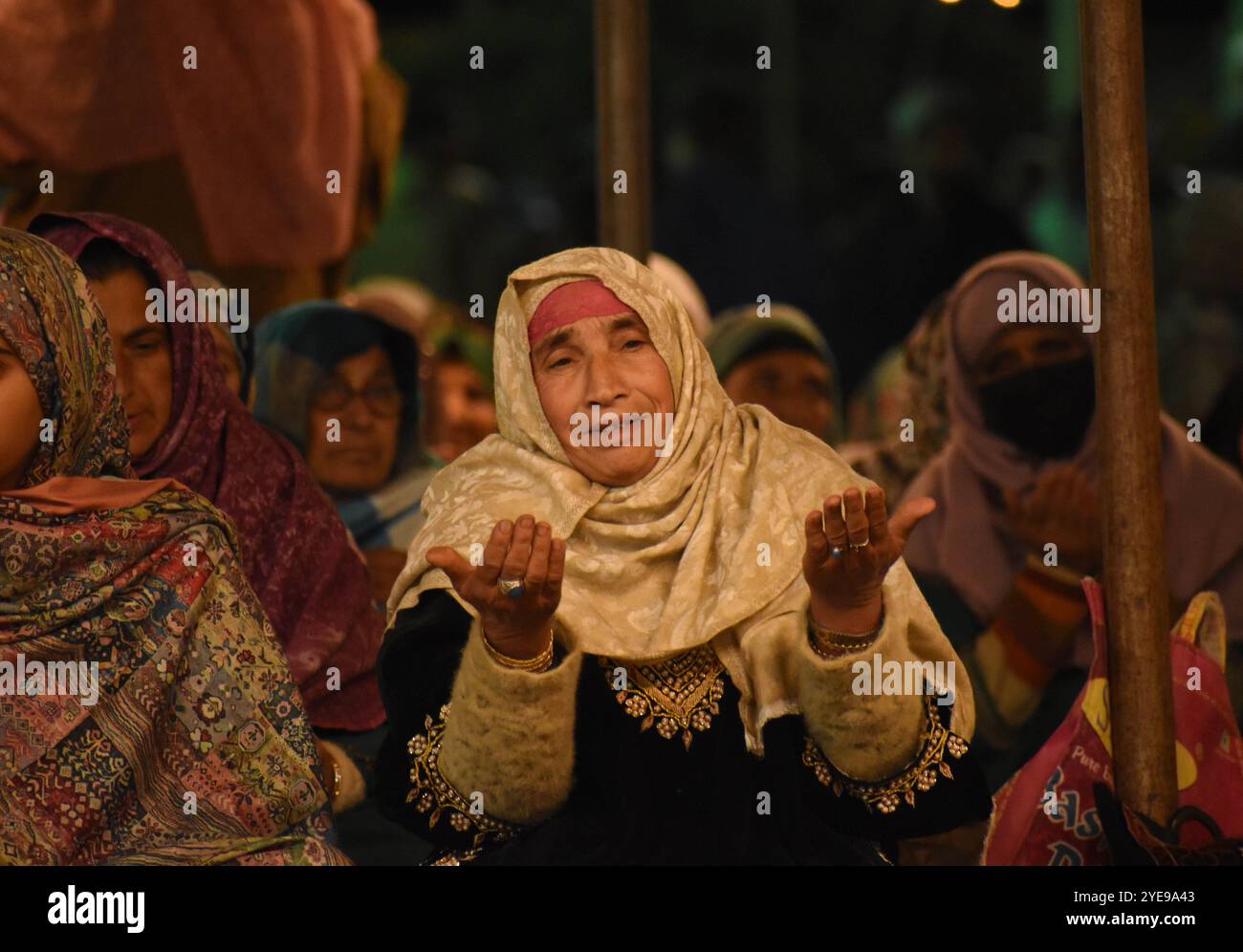 Srinagar, Inde. 29 octobre 2024. Les femmes lèvent la main dans une prière sincère pendant le Shabkhani au sanctuaire Sheikh-ul-Alam R.A. à Charari Sharief, au Cachemire, le 29 octobre 2024, à la veille de l’Urs annuel. (Photo de Danish Showkat/Sipa USA) crédit : Sipa USA/Alamy Live News Banque D'Images