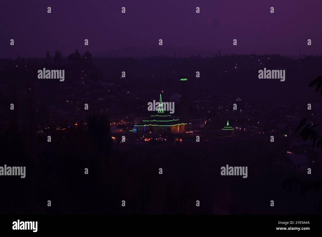 Srinagar, Inde. 29 octobre 2024. Vue aérienne du sanctuaire magnifiquement orné Sheikh ul Alam R.A. et de la ville de Charari sharief à la veille de l'Urs annuel à Chararisharief, Cachemire, Inde, le 29 octobre 2024. (Photo de Danish Showkat/Sipa USA) crédit : Sipa USA/Alamy Live News Banque D'Images