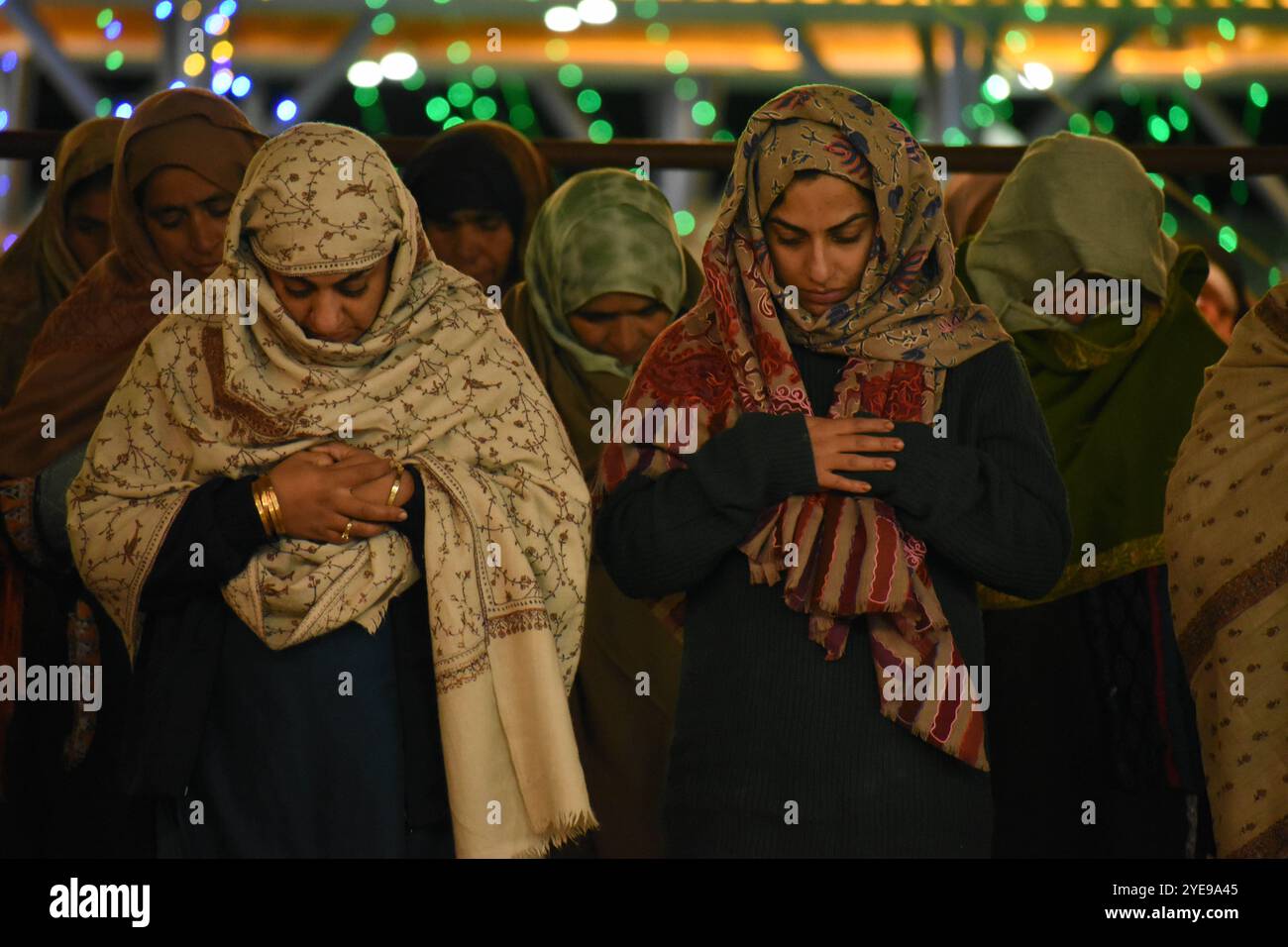 Srinagar, Inde. 29 octobre 2024. Les femmes exécutent les prières Isha pendant le Shabkhani au sanctuaire Sheikh-ul-Alam R.A. à Charari Sharief, au Cachemire, le 29 octobre 2024, à l'occasion de l'Urs annuel. (Photo de Danish Showkat/Sipa USA) crédit : Sipa USA/Alamy Live News Banque D'Images
