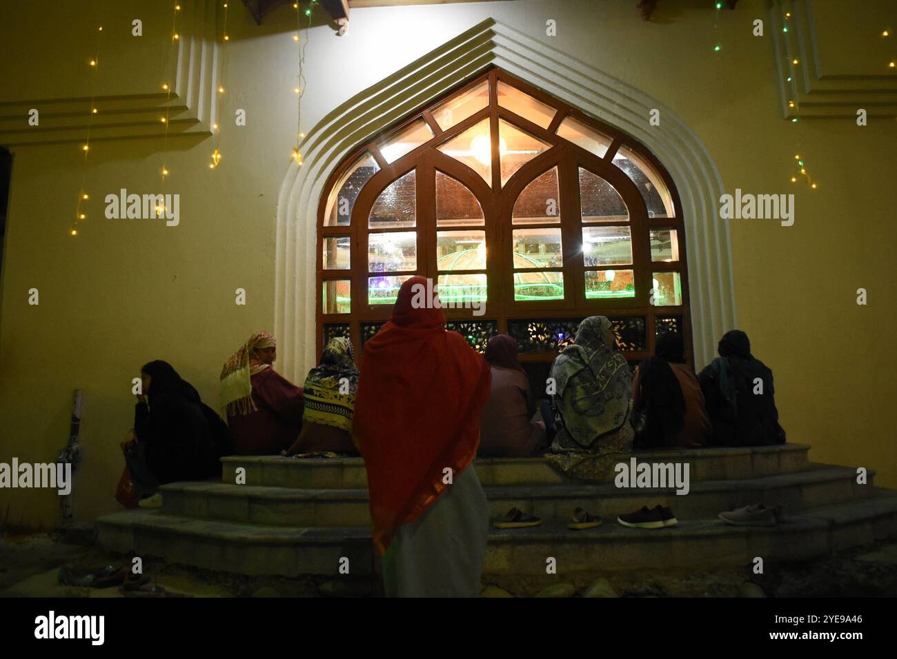 Srinagar, Inde. 29 octobre 2024. Les femmes se rassemblent au sanctuaire Sheikh-ul-Alam R.A. à Charari Sharief, au Cachemire, pour le Shabkhani le 29 octobre 2024. (Photo de Danish Showkat/Sipa USA) crédit : Sipa USA/Alamy Live News Banque D'Images
