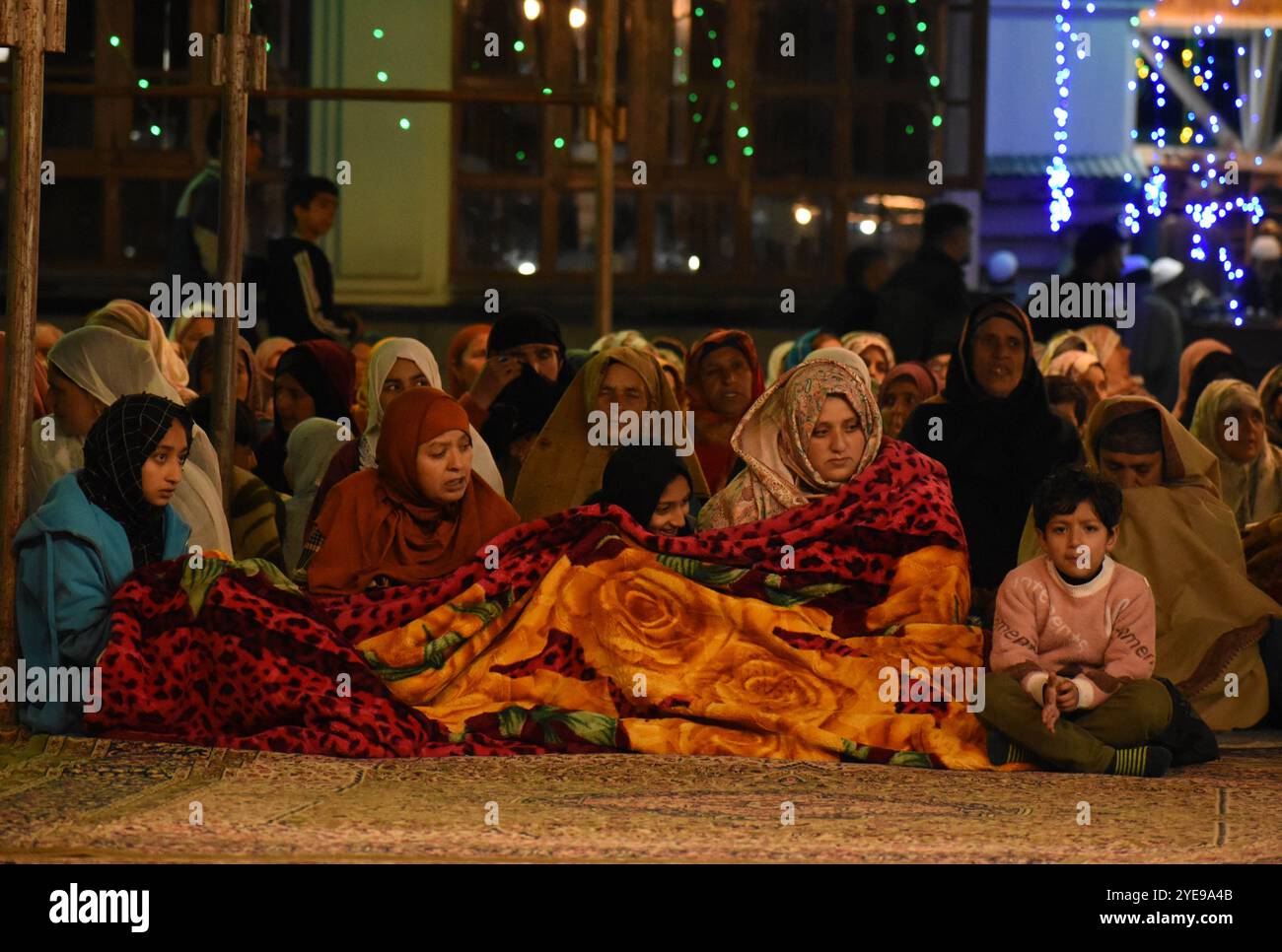 Srinagar, Inde. 29 octobre 2024. Femmes tenant des couvertures pendant le Shabkhani au sanctuaire Sheikh-ul-Alam R.A. à Charari Sharief, Cachemire, le 29 octobre 2024, pour célébrer l'Urs annuel. (Photo de Danish Showkat/Sipa USA) crédit : Sipa USA/Alamy Live News Banque D'Images