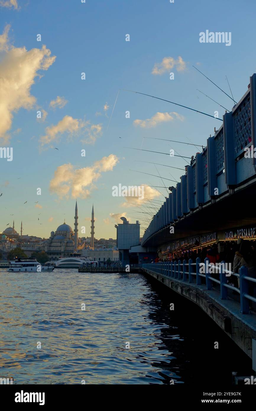 Pêcheurs sur le pont de Galata pendant le coucher du soleil à Istanbul Banque D'Images