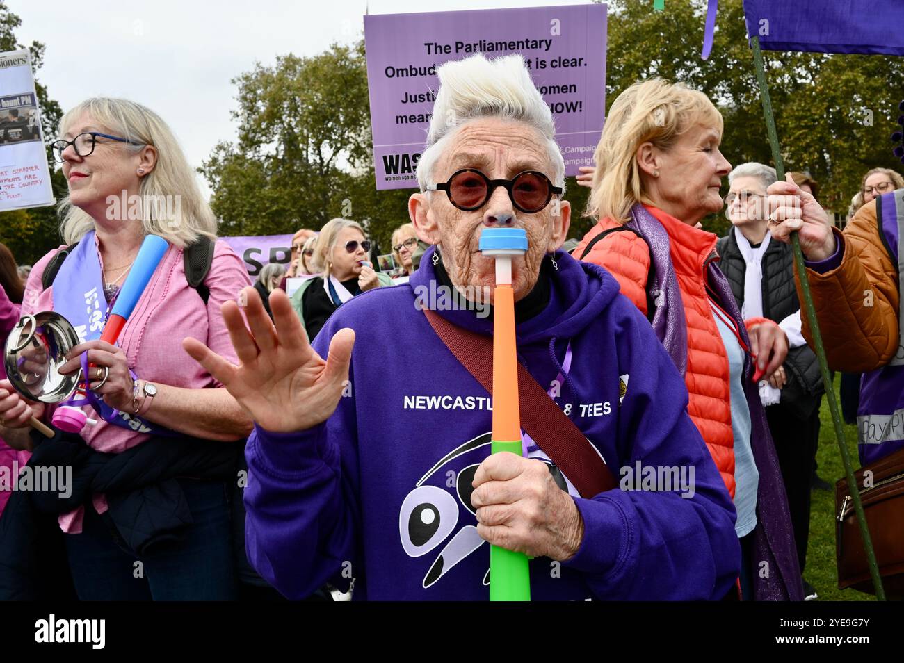 Londres, Royaume-Uni. Les femmes de la WASPI touchées par les changements de l'âge de la retraite de l'État, ont protesté devant le Parlement aujourd'hui alors que la chancelière Rachel Reeves prononçait son discours sur le budget. Plus de trois millions de femmes nées dans les années 1950 ont été touchées par des augmentations substantielles de l'âge de la retraite de l'État. Crédit : michael melia/Alamy Live News Banque D'Images