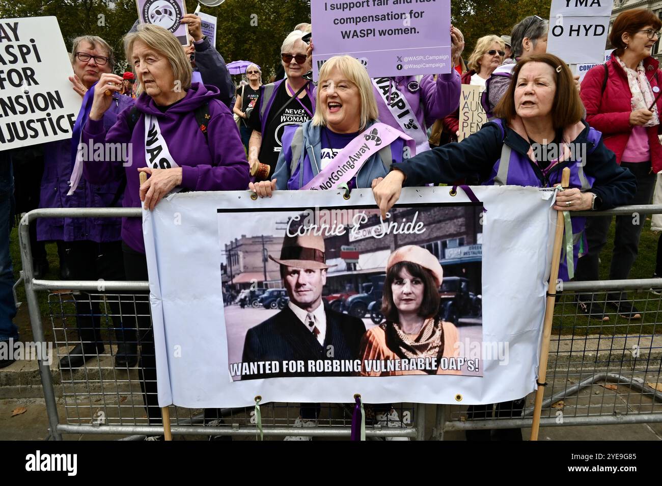 Londres, Royaume-Uni. Les femmes de la WASPI touchées par les changements de l'âge de la retraite de l'État, ont protesté devant le Parlement aujourd'hui alors que la chancelière Rachel Reeves prononçait son discours sur le budget. Plus de trois millions de femmes nées dans les années 1950 ont été touchées par des augmentations substantielles de l'âge de la retraite de l'État. Crédit : michael melia/Alamy Live News Banque D'Images