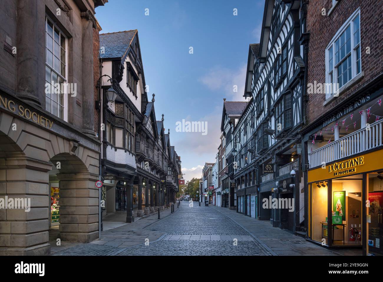 Les rues commerçantes médiévales à colombages Northgate Shopping Rows sur Northgate Street, Chester, Cheshire, Angleterre, Royaume-Uni Banque D'Images