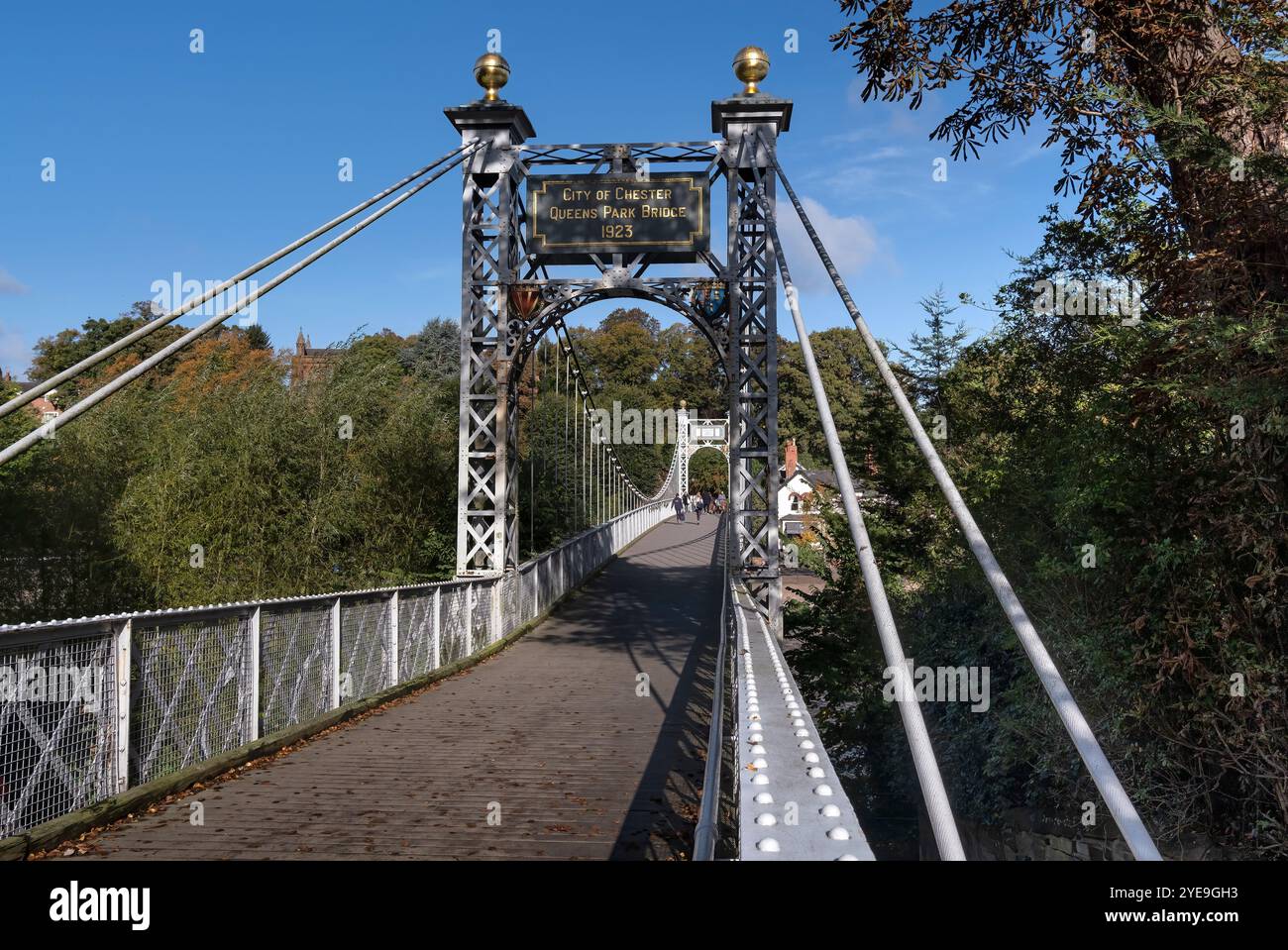 Pont suspendu Queens Park en automne, The Groves, Chester, Cheshire, Angleterre, ROYAUME-UNI Banque D'Images