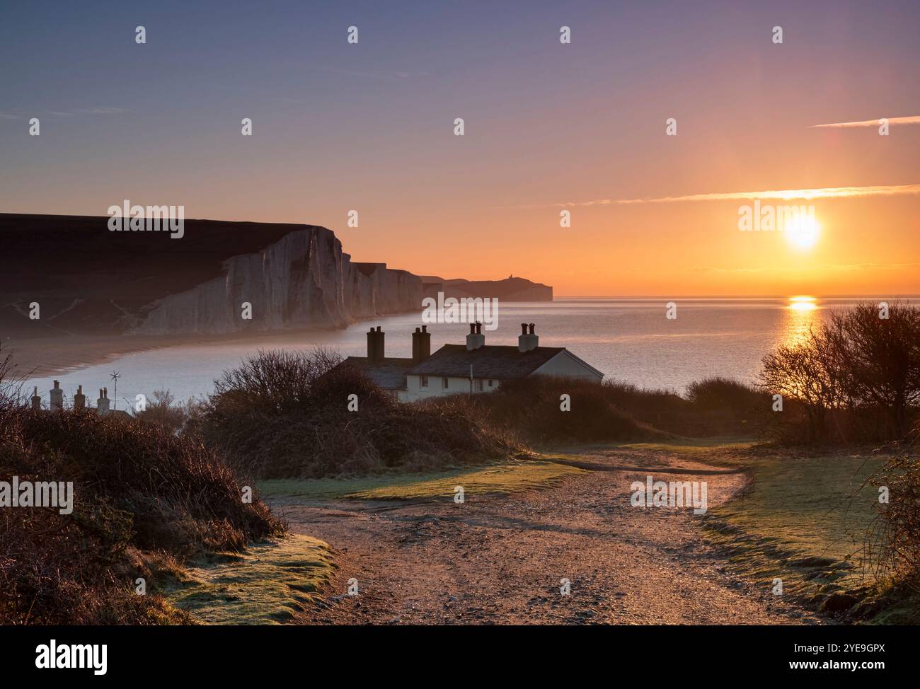 Les falaises de craie blanche de Seven Sisters au lever du soleil depuis Cuckmere Haven, South Downs National Park, East Sussex, Angleterre, Royaume-Uni Banque D'Images