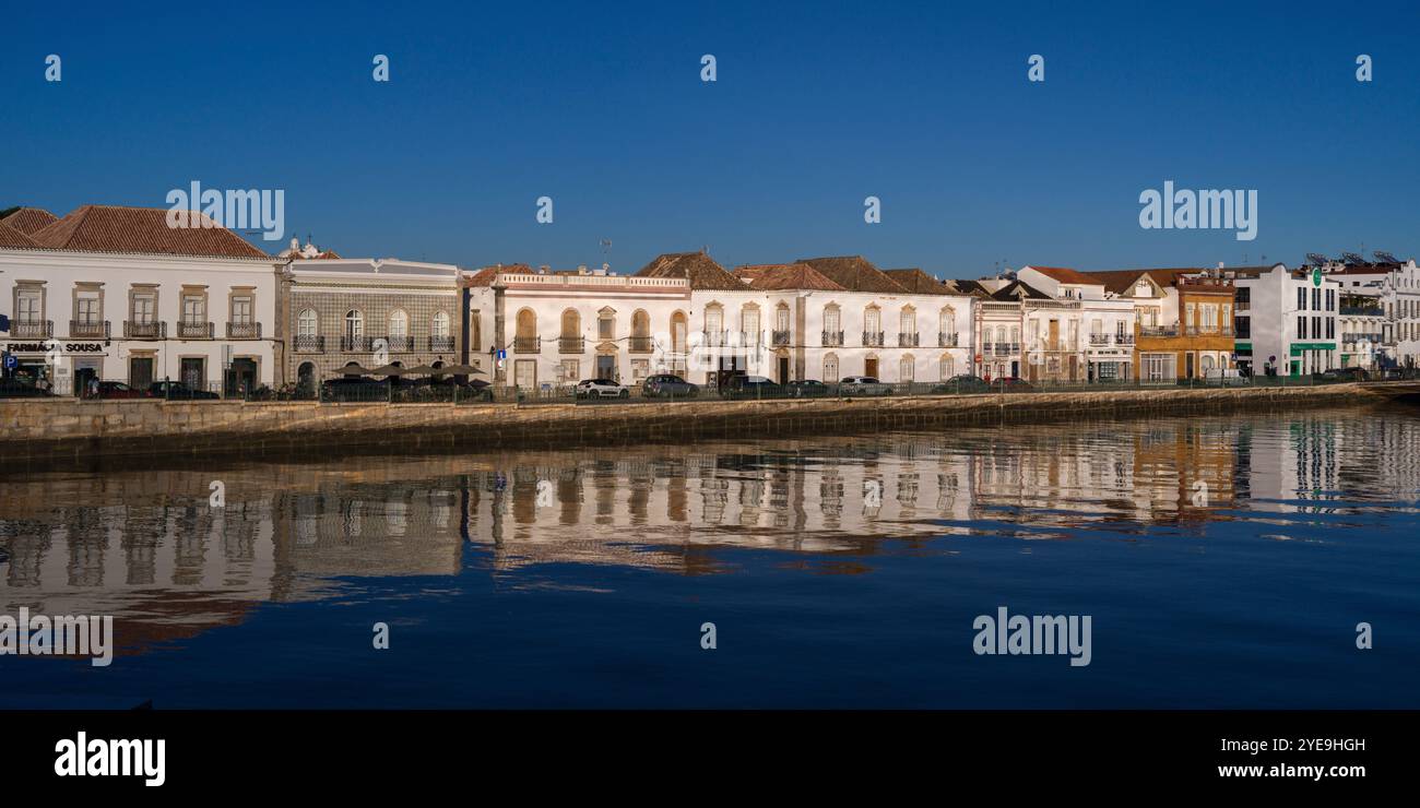 Bâtiments le long de la rivière Gilao dans la ville de Tavira, Portugal. Tavira est une petite ville sur la côte portugaise de l'Algarve ; Tavira, Faro, Portugal Banque D'Images