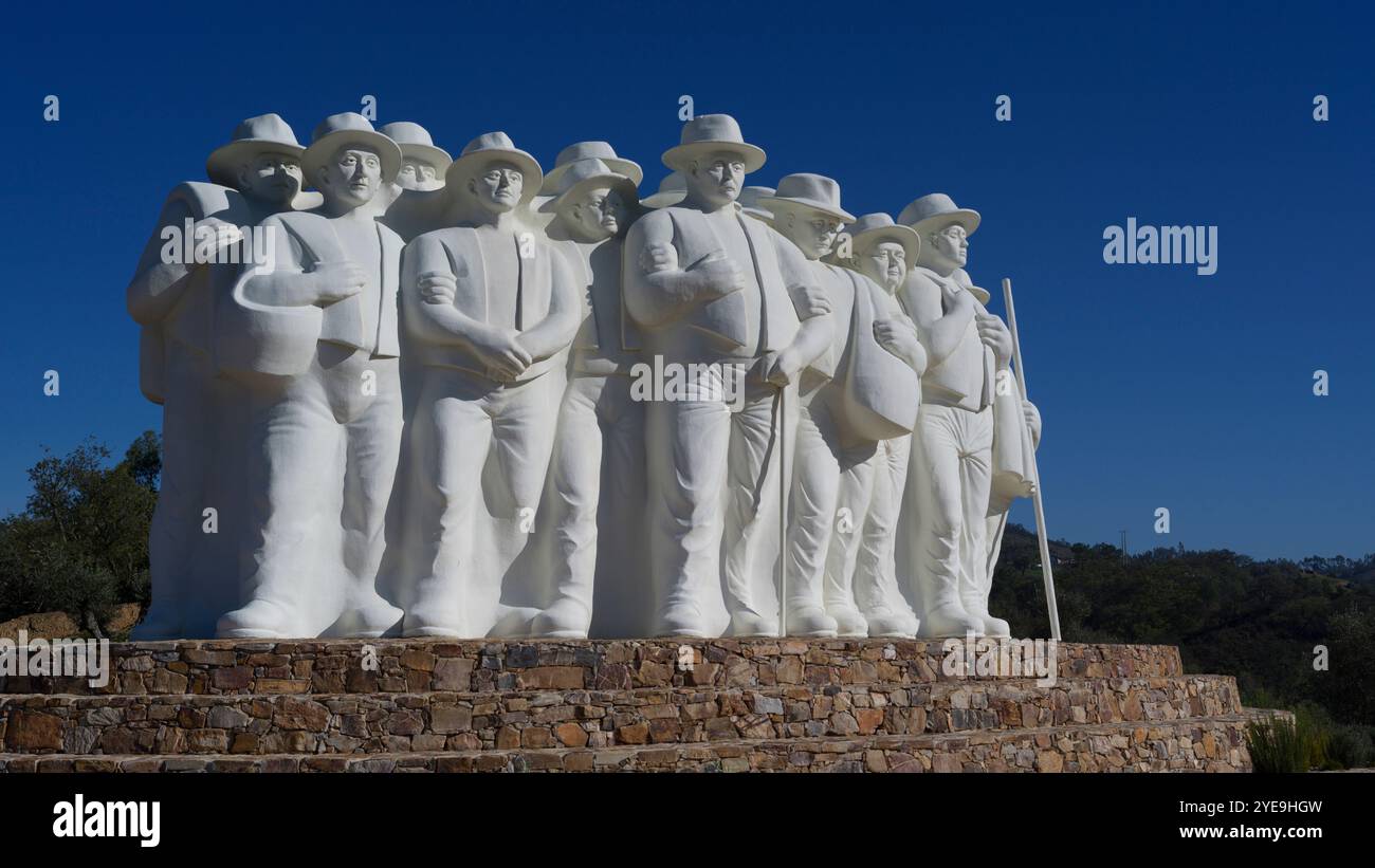 Monument au Cante Alentejano illuminé par la lumière du soleil, chanteurs dans un genre musical portugais ; Odemira, Beja, Portugal Banque D'Images