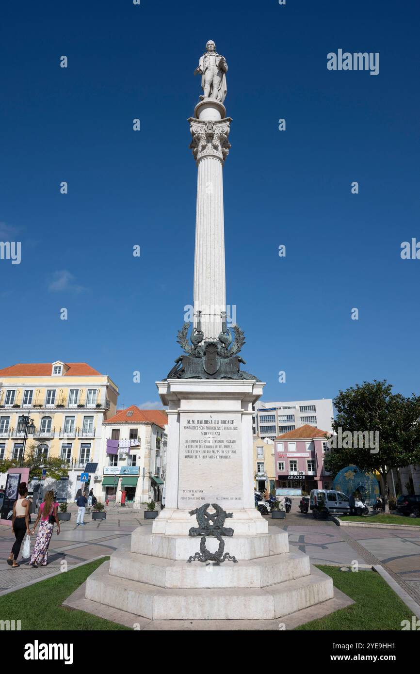 Statue du poète portugais Manuel Maria Barbosa sur la place Bocage de Setubal, une ville portuaire au Portugal. Setubal est une ville portuaire animée et industrielle tha... Banque D'Images