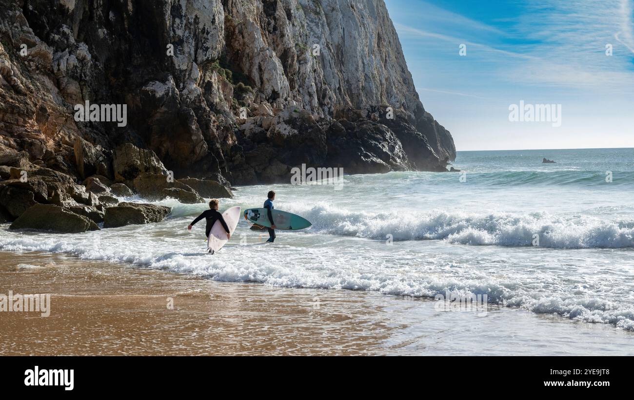 Surf le long de la côte accidentée dans l'Atlantique Nord dans la région de l'Algarve au Portugal ; Sagres, Faro, Portugal Banque D'Images