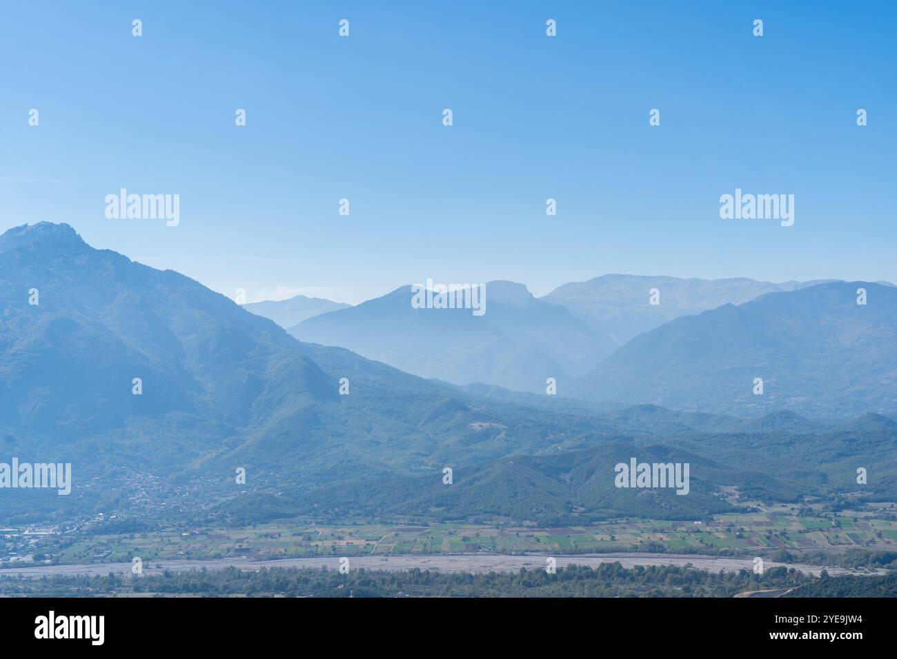 Roi de la colline : Sunny Mountain Hills paysage avec ciel bleu clair, Grèce. Octobre 2024 Banque D'Images