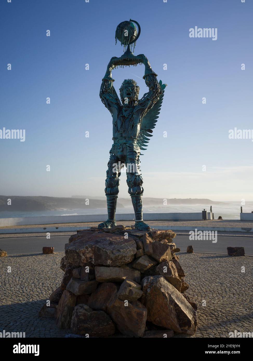 Sculpture d'Archange le long du front de mer dans la région de l'Algarve au Portugal ; Vila Nova de Milfontes, Beja, Portugal Banque D'Images