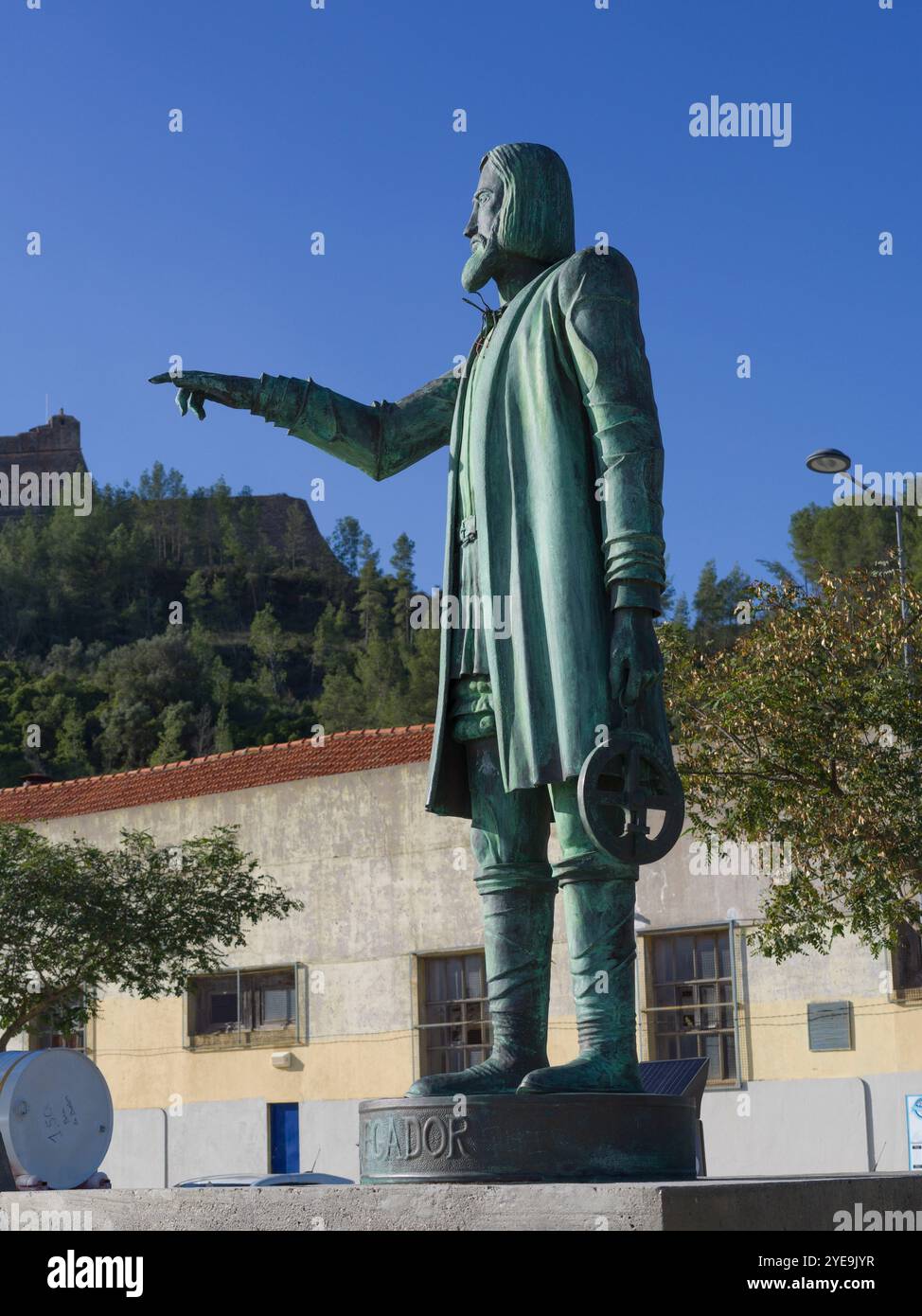 Statue du navigateur Jose Jaoa Besugo à Setubal, Portugal. Setubal est une ville portuaire et industrielle animée qui possède une longue histoire et une mer riche... Banque D'Images