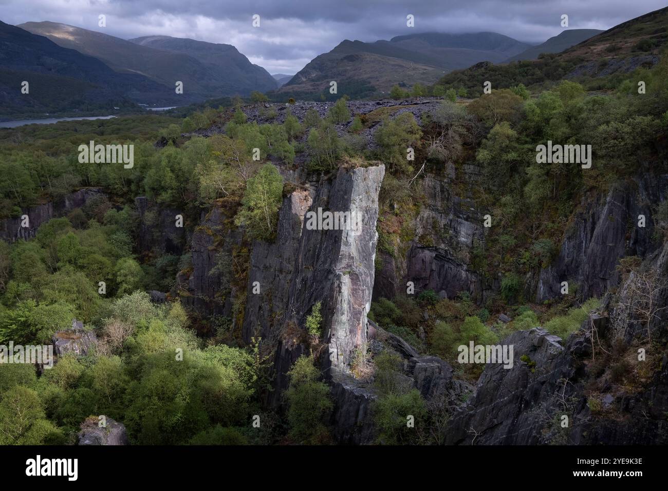 Glyn Rhonwy désutilisa la carrière de Slate soutenue par le col de Llanberis au printemps, près de Llanberis, Eryri ou Snowdonia National Park, dans le nord du pays de Galles, au Royaume-Uni Banque D'Images