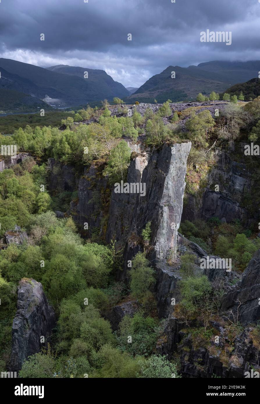 Glyn Rhonwy désutilisa la carrière de Slate soutenue par le col de Llanberis au printemps, près de Llanberis, Eryri ou Snowdonia National Park, dans le nord du pays de Galles, au Royaume-Uni Banque D'Images
