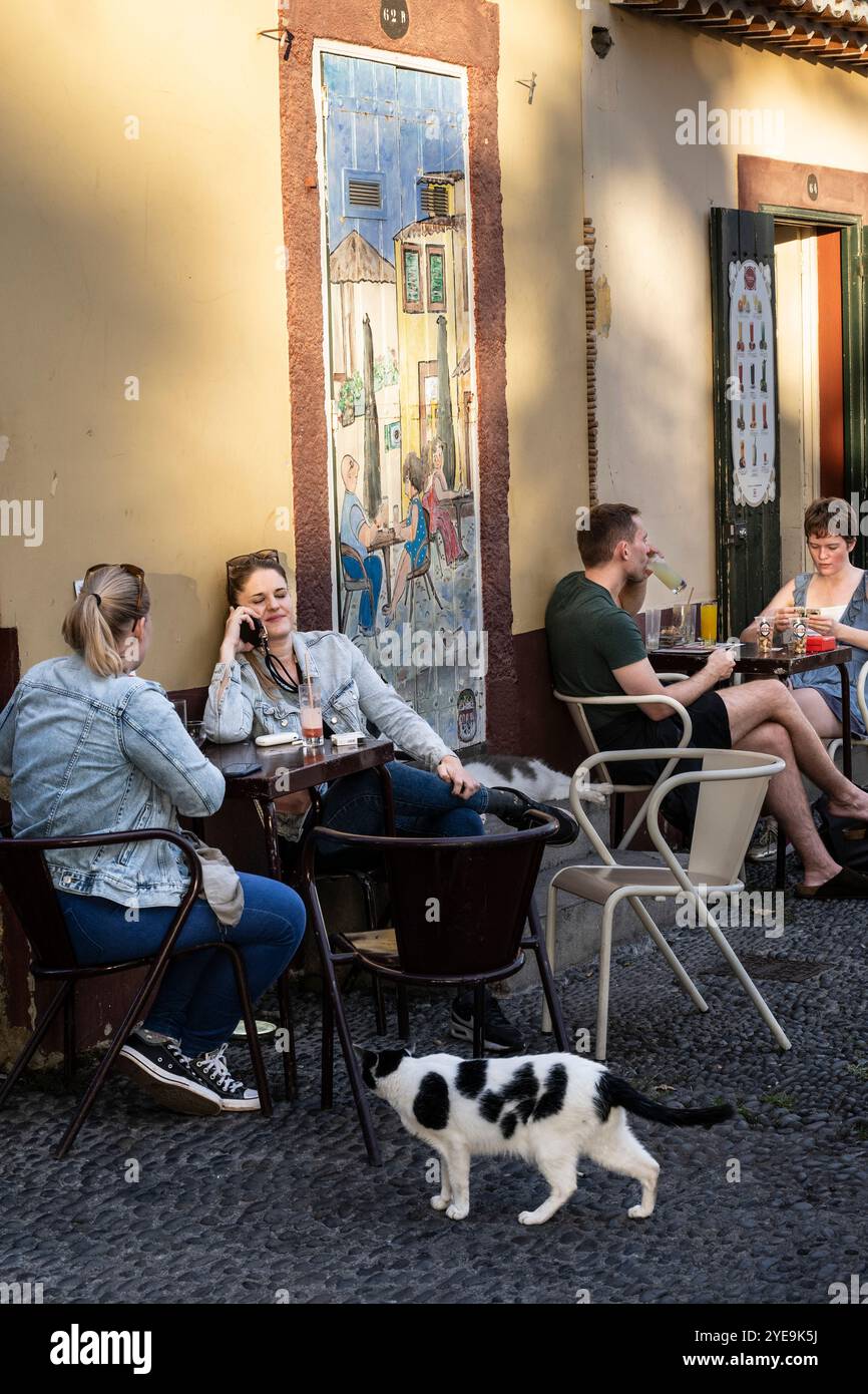 Dîner en plein air dans la ville côtière de Funchal sur l'île de Madère, Portugal ; Funchal, Madère, Portugal Banque D'Images