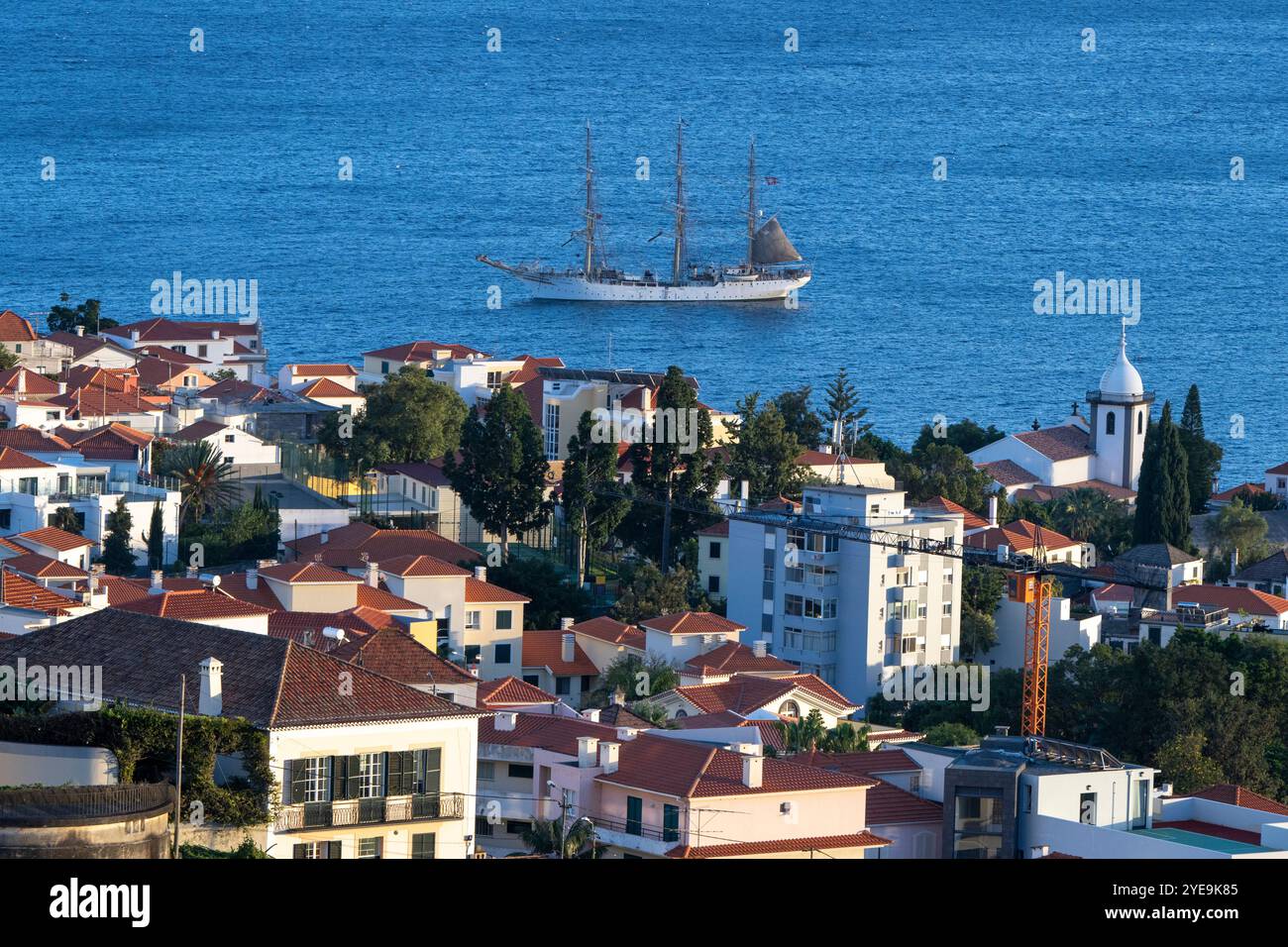 Voilier vu juste au large de la côte de la ville de Funchal, Madère, Portugal ; Funchal, Madère, Portugal Banque D'Images