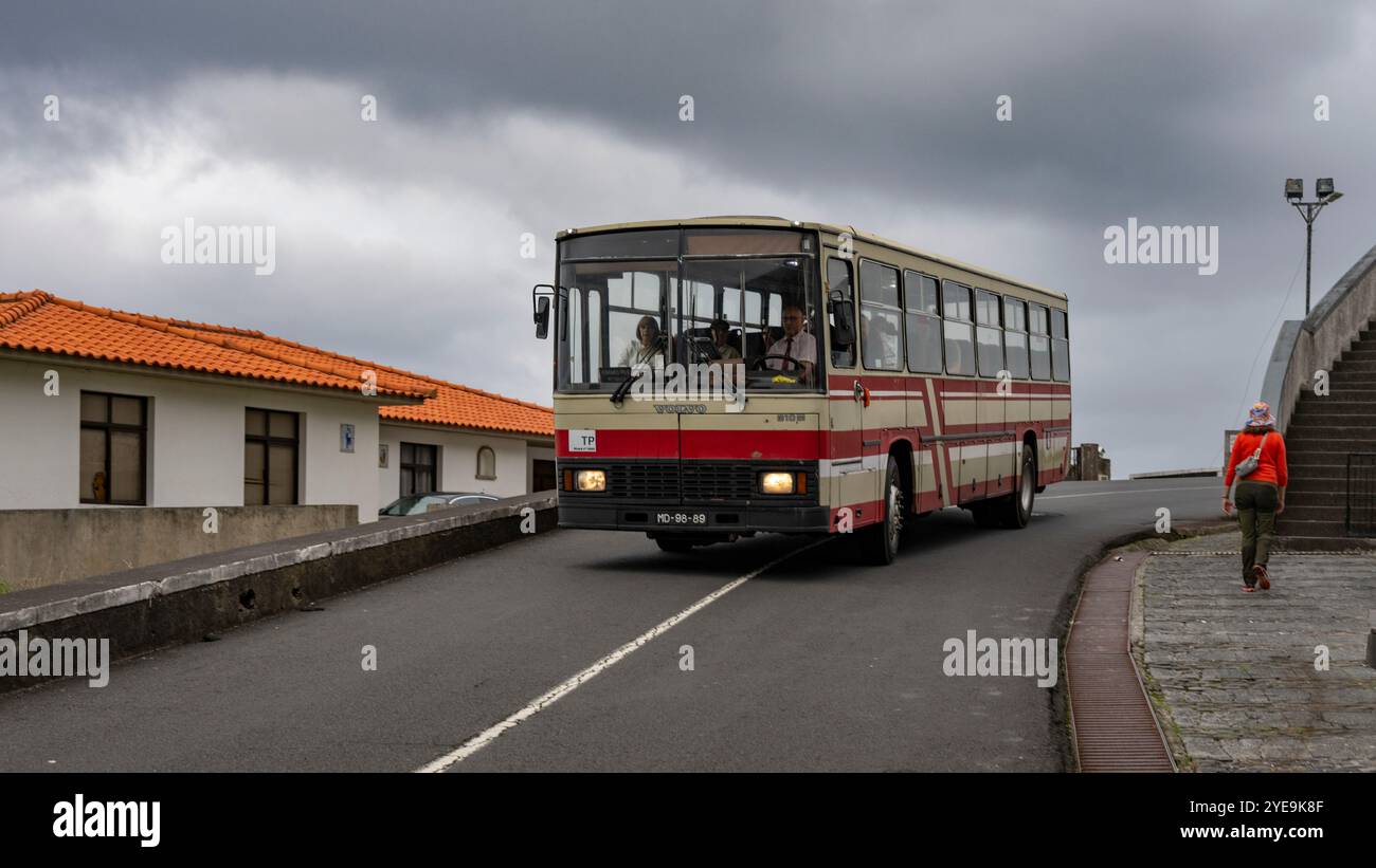 Le bus urbain descend une rue dans la ville côtière de Seixal sur l'île de Madère, Portugal ; Seixal, Madère, Portugal Banque D'Images