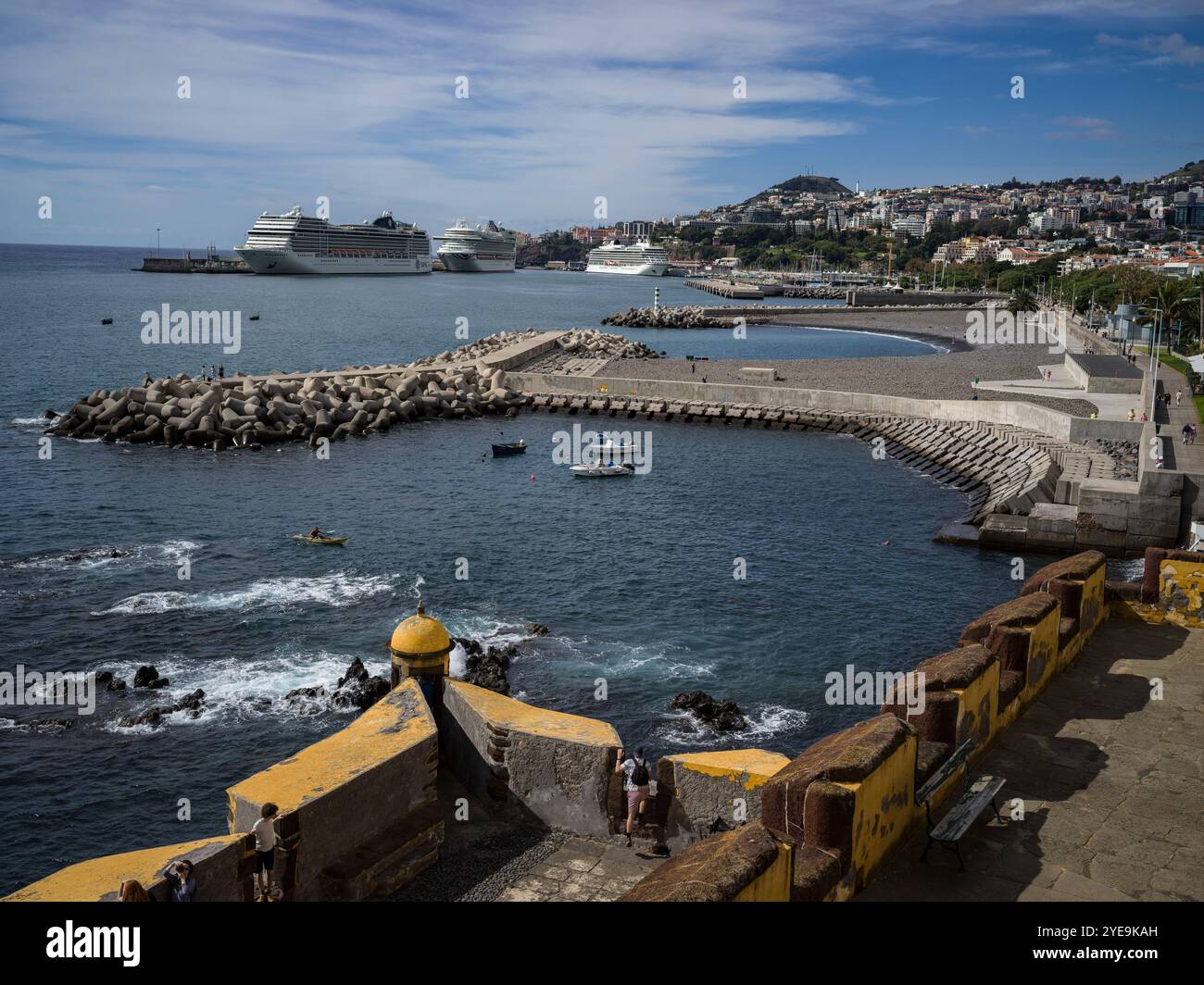 Vue sur le front de mer dans la ville de Funchal sur l'île de Madère, Portugal, avec les murs défensifs du Fort de Sao Tiago et les bateaux de croisière dans... Banque D'Images