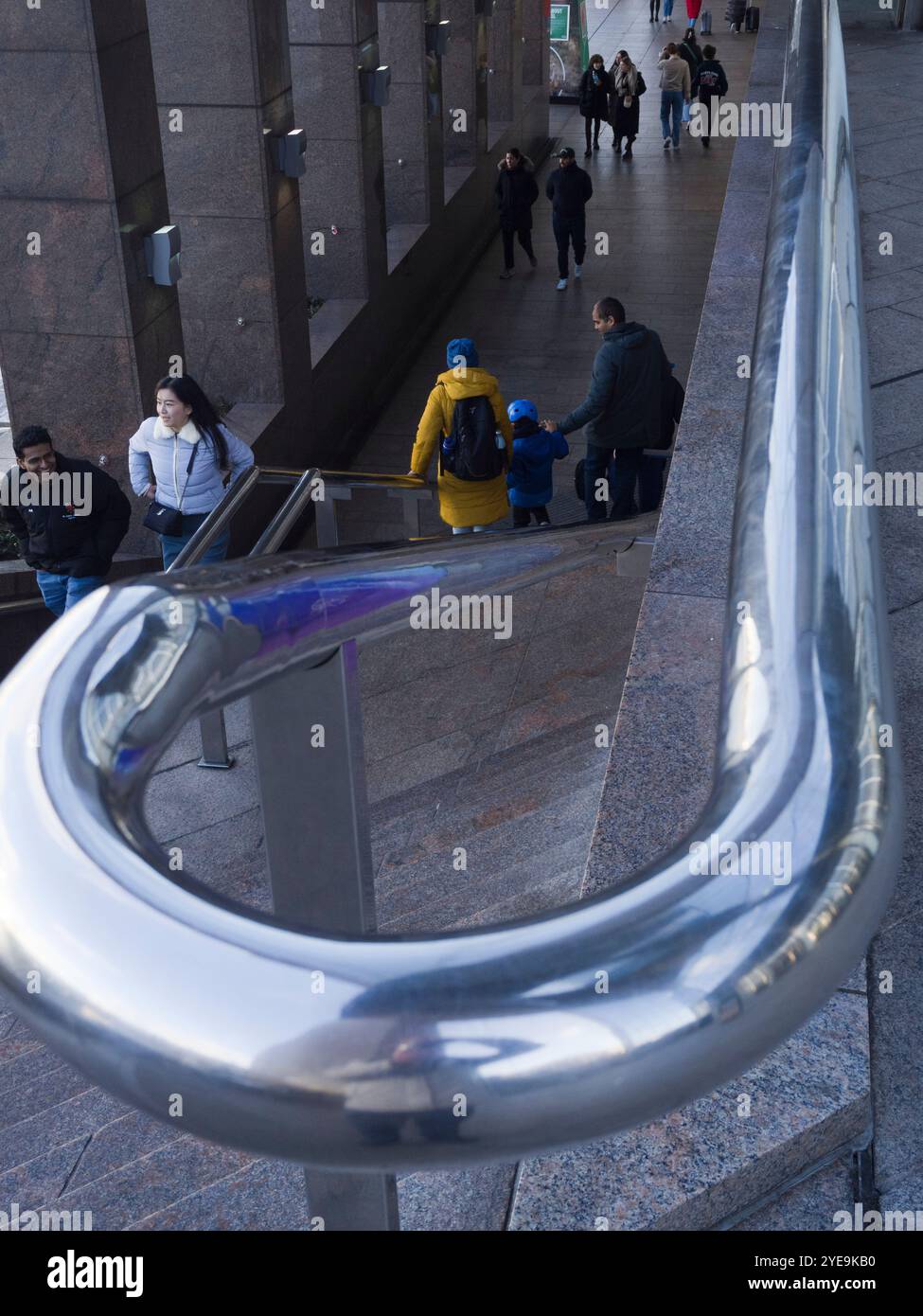 Les gens qui se promènent sur la Tamise marchent près de London Bridge, Londres, Royaume-Uni ; Londres, Angleterre Banque D'Images